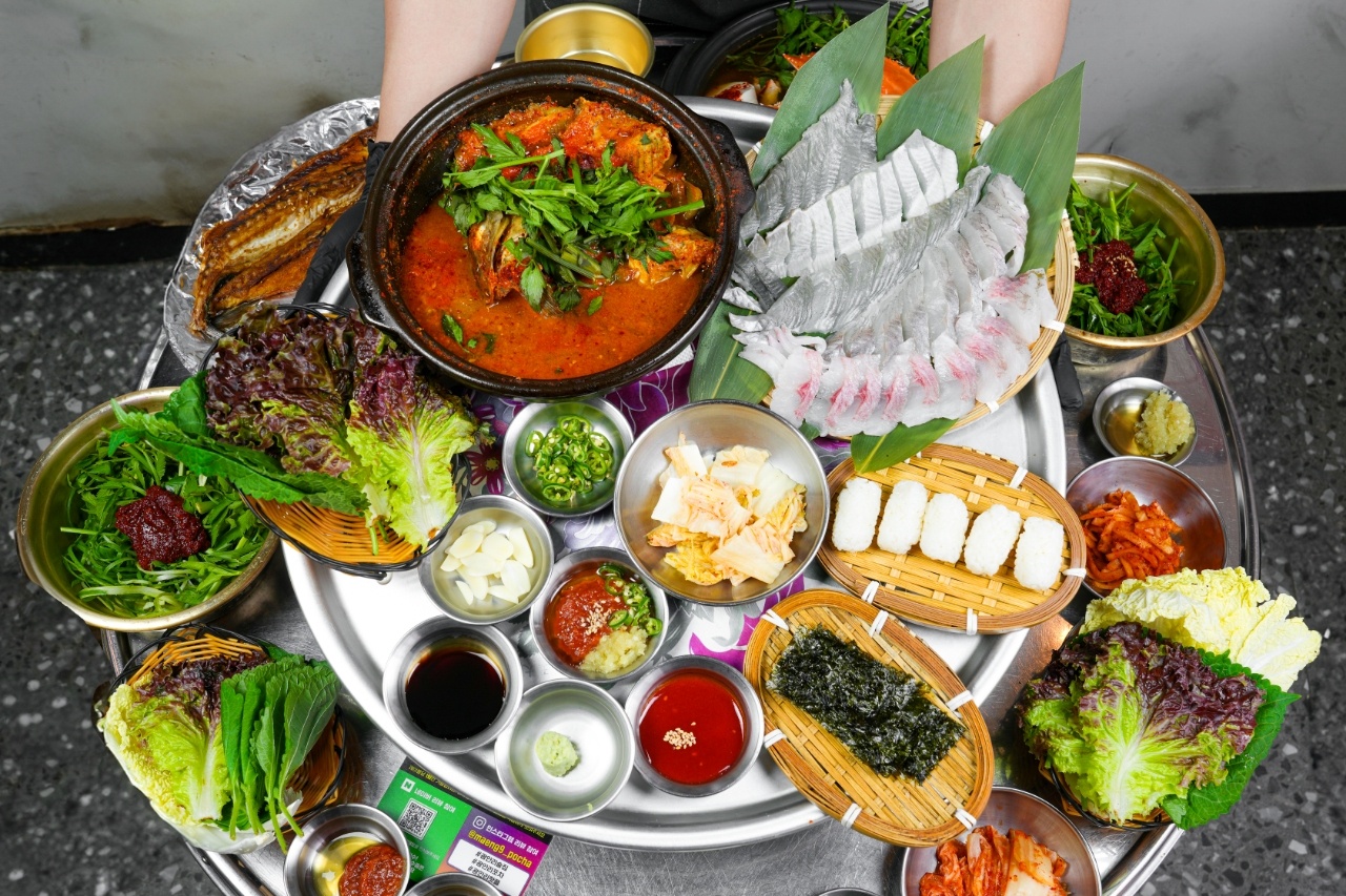 Maenggu Pocha復古室內酒館，有海鮮展示