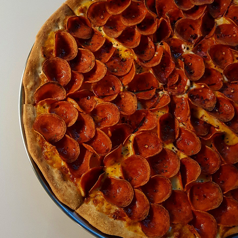 HOLIDAY 7 PUB 紐約風披薩與熱鬧的多層酒吧