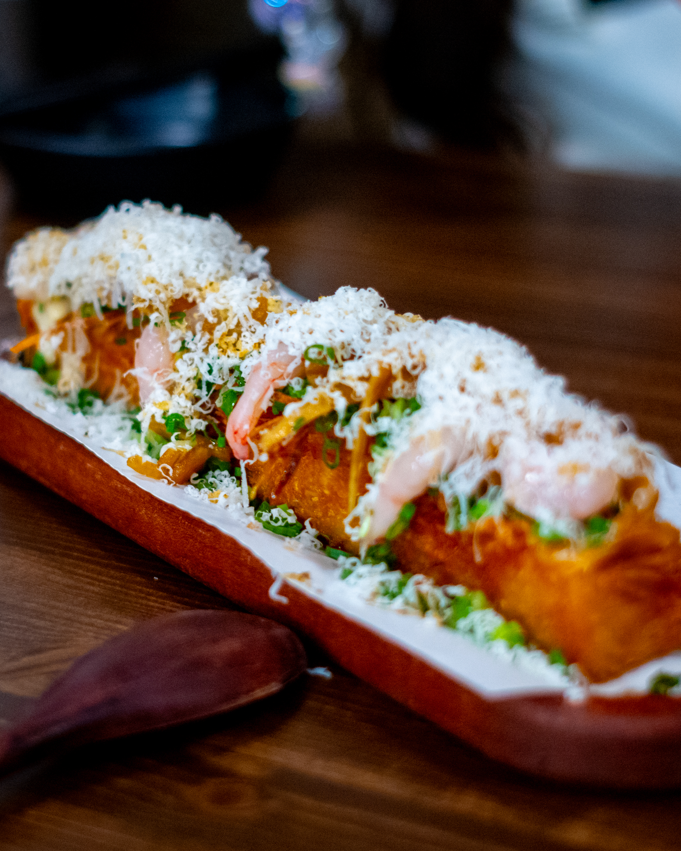 Tanmakの炭火カウンター、小皿と伝統酒のペアリング