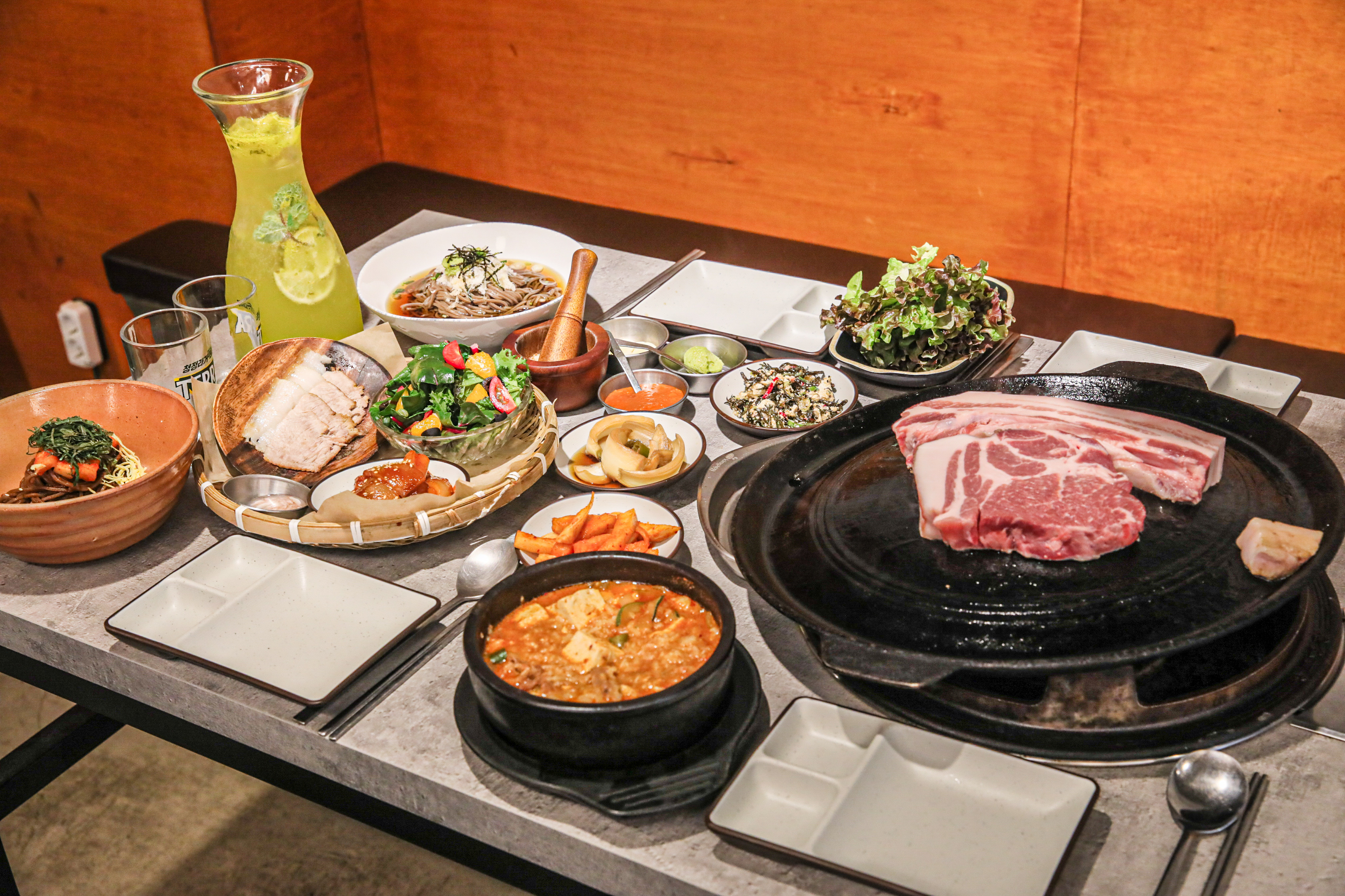 濟州道感燒肉鬥山店鍋蓋烤豬排與配菜