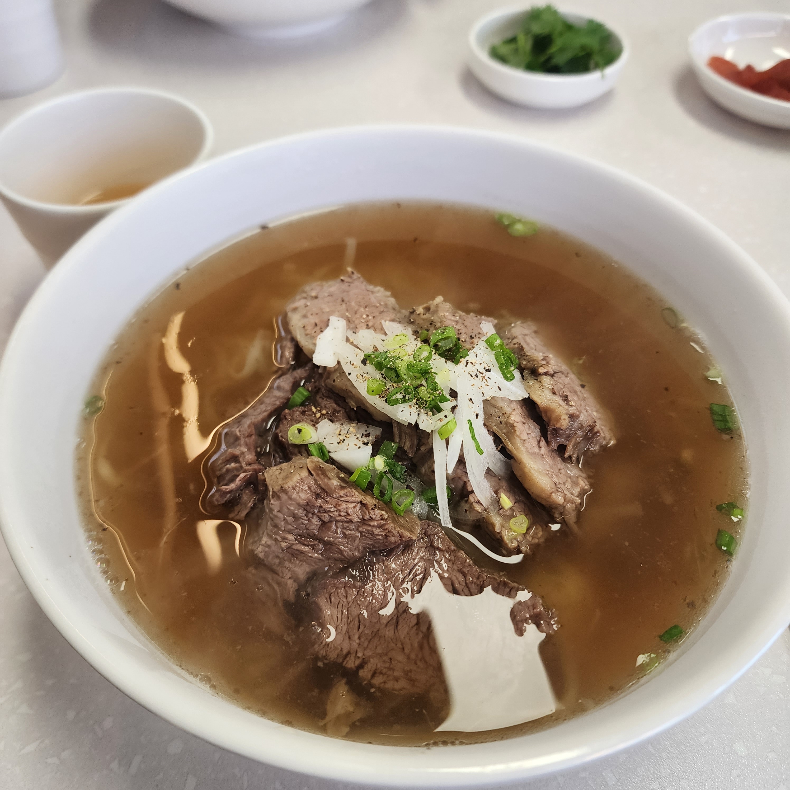 太風米線藥草煙霧迴盪的熱湯碗