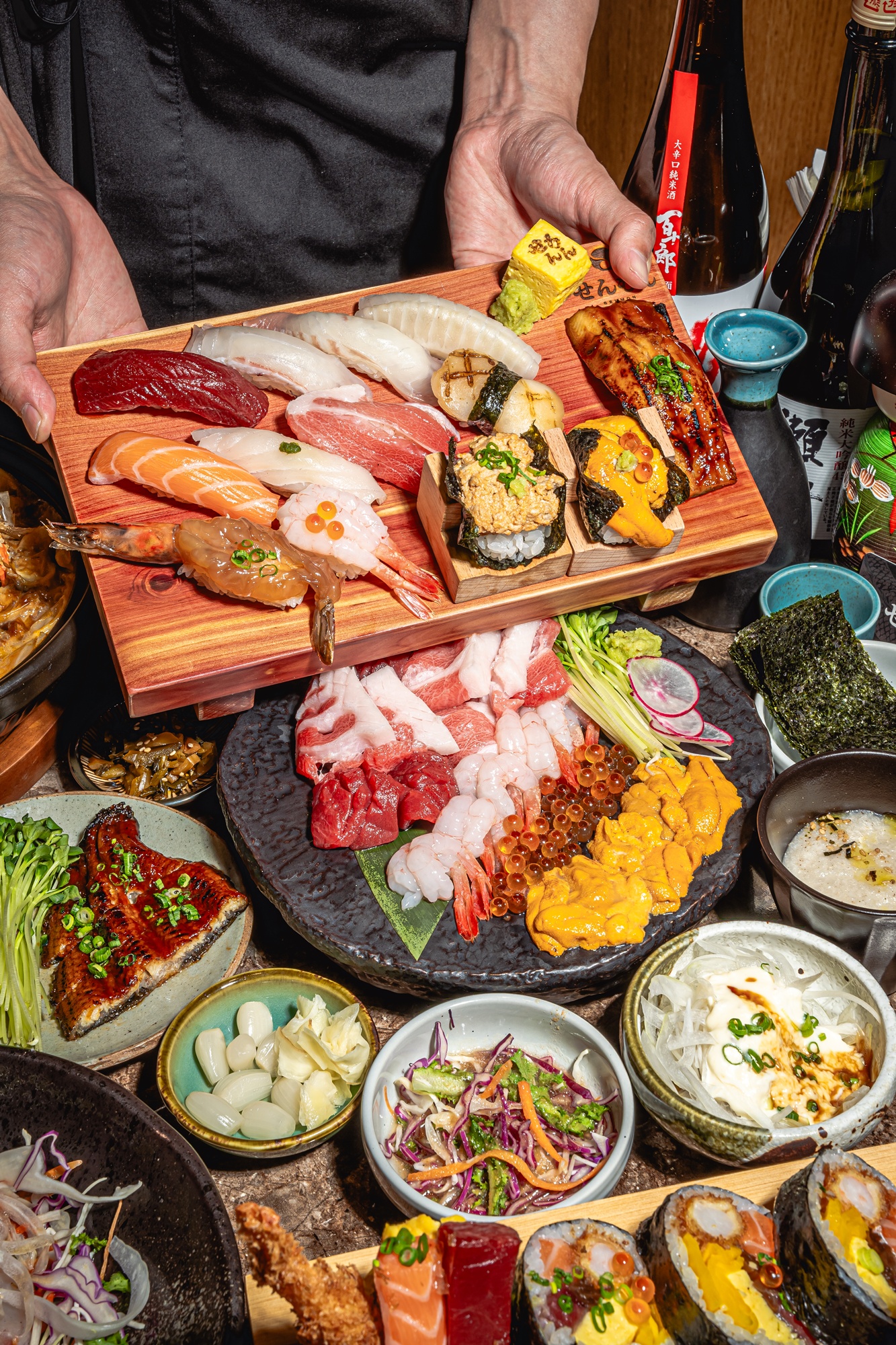 Senmon 以餐桌为中心的寿司拼盘，包括刺身和鳗鱼饭