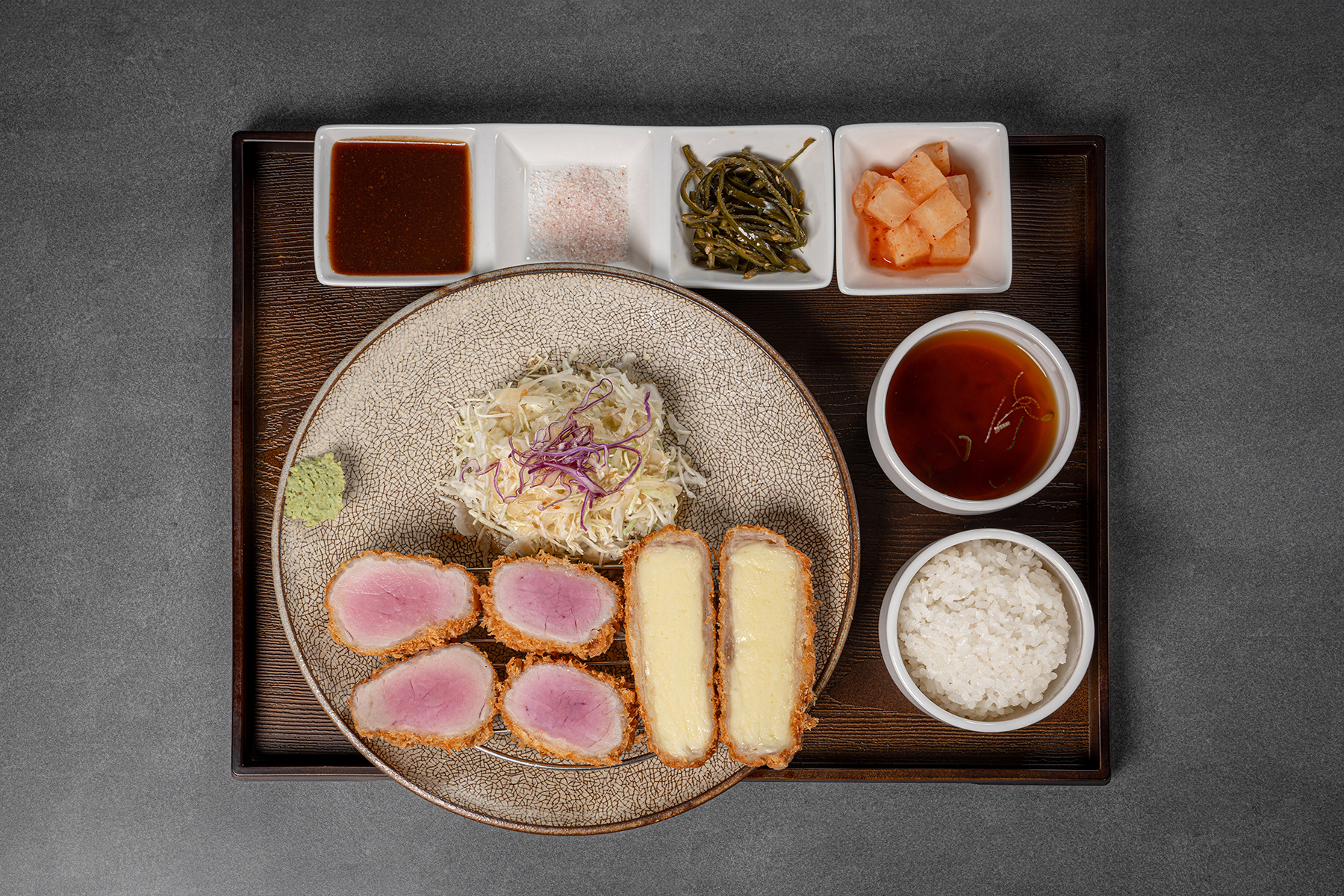 ツヤカツ乙支路本店のとんかつセット（ご飯、スープ、付け合わせ付き）