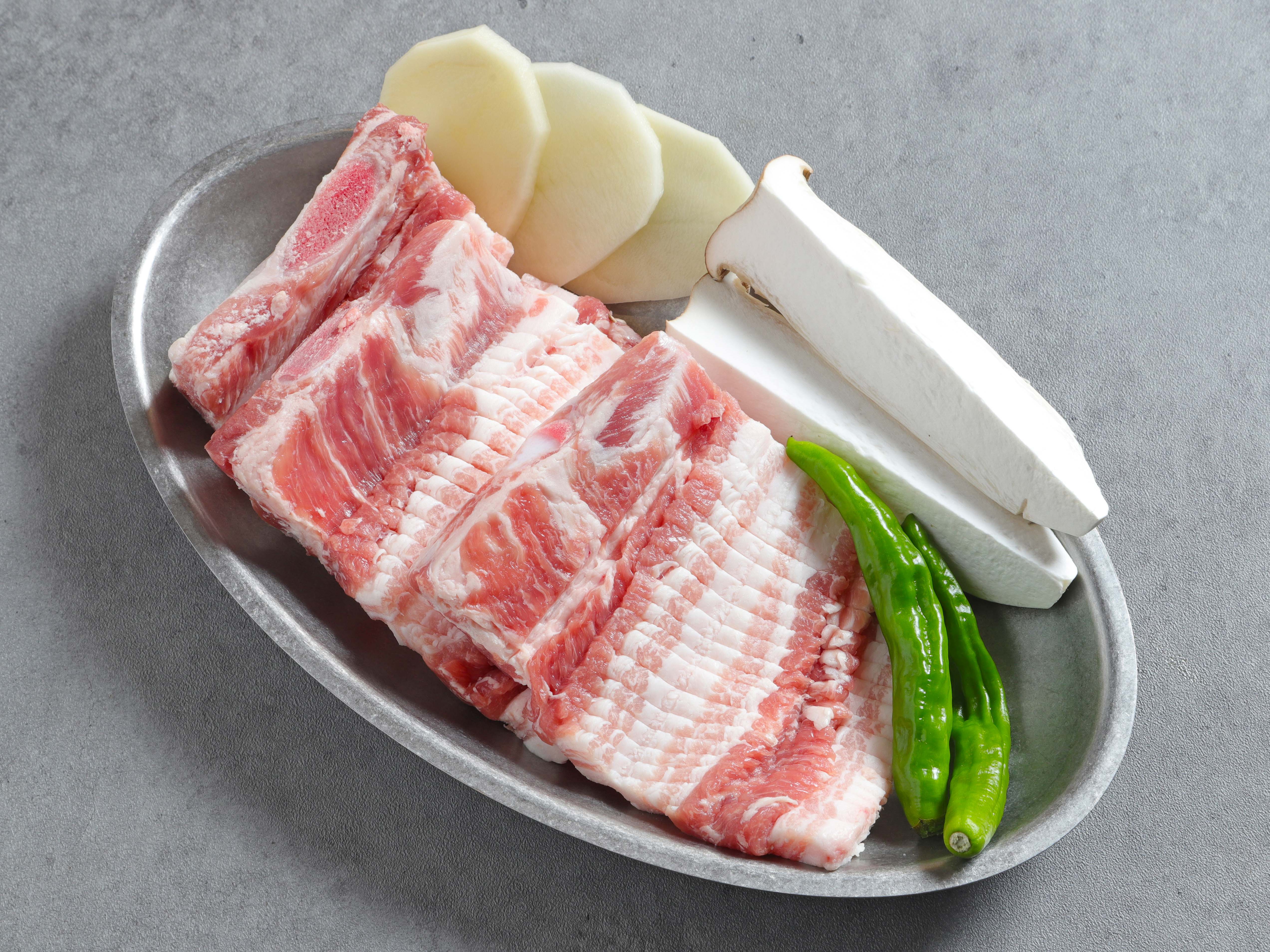 海岸갈비的炭火烤爐搭配醃製豬肋排