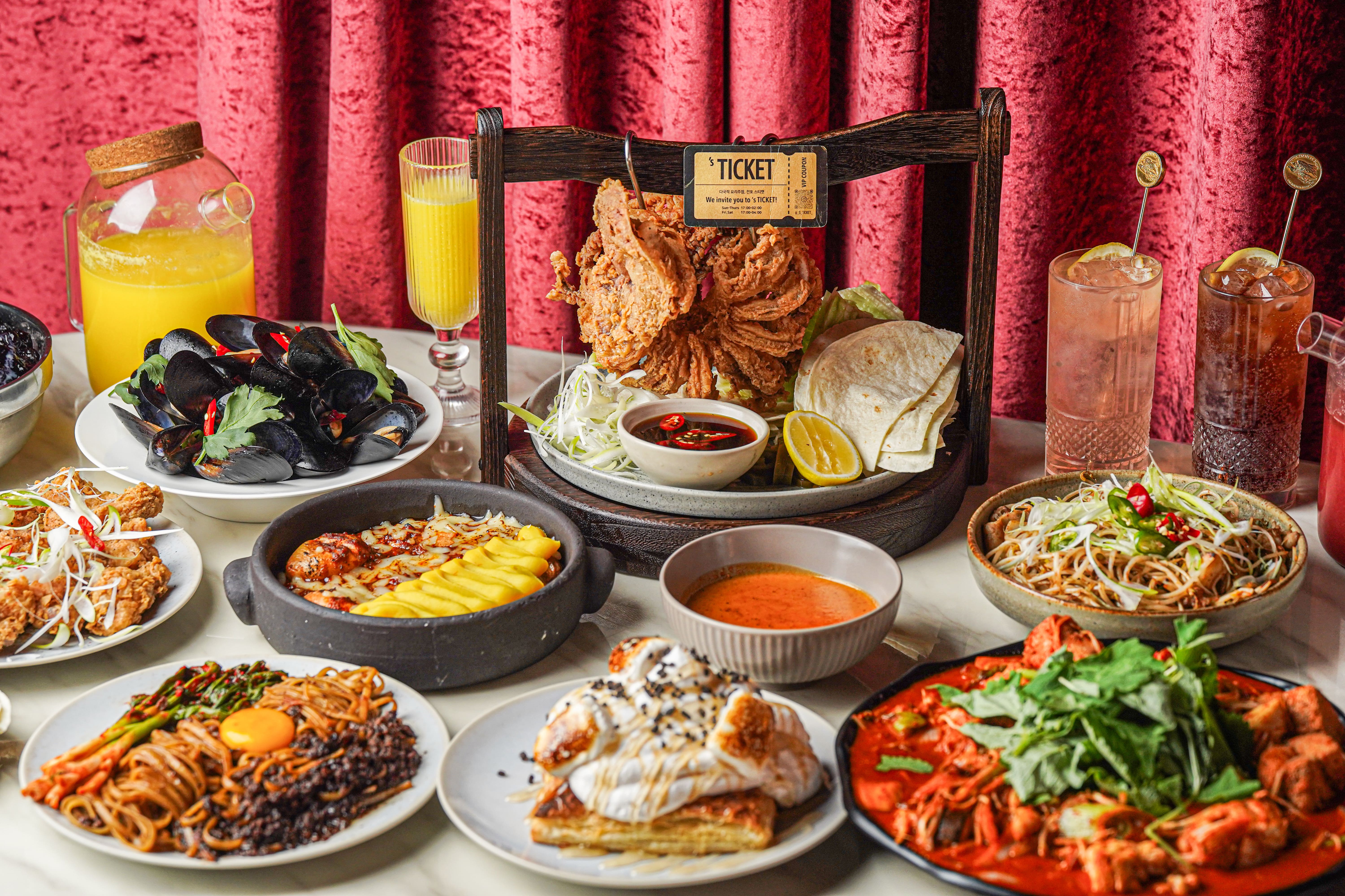 s TICKET主廚經營的精緻酒吧及戶外座位