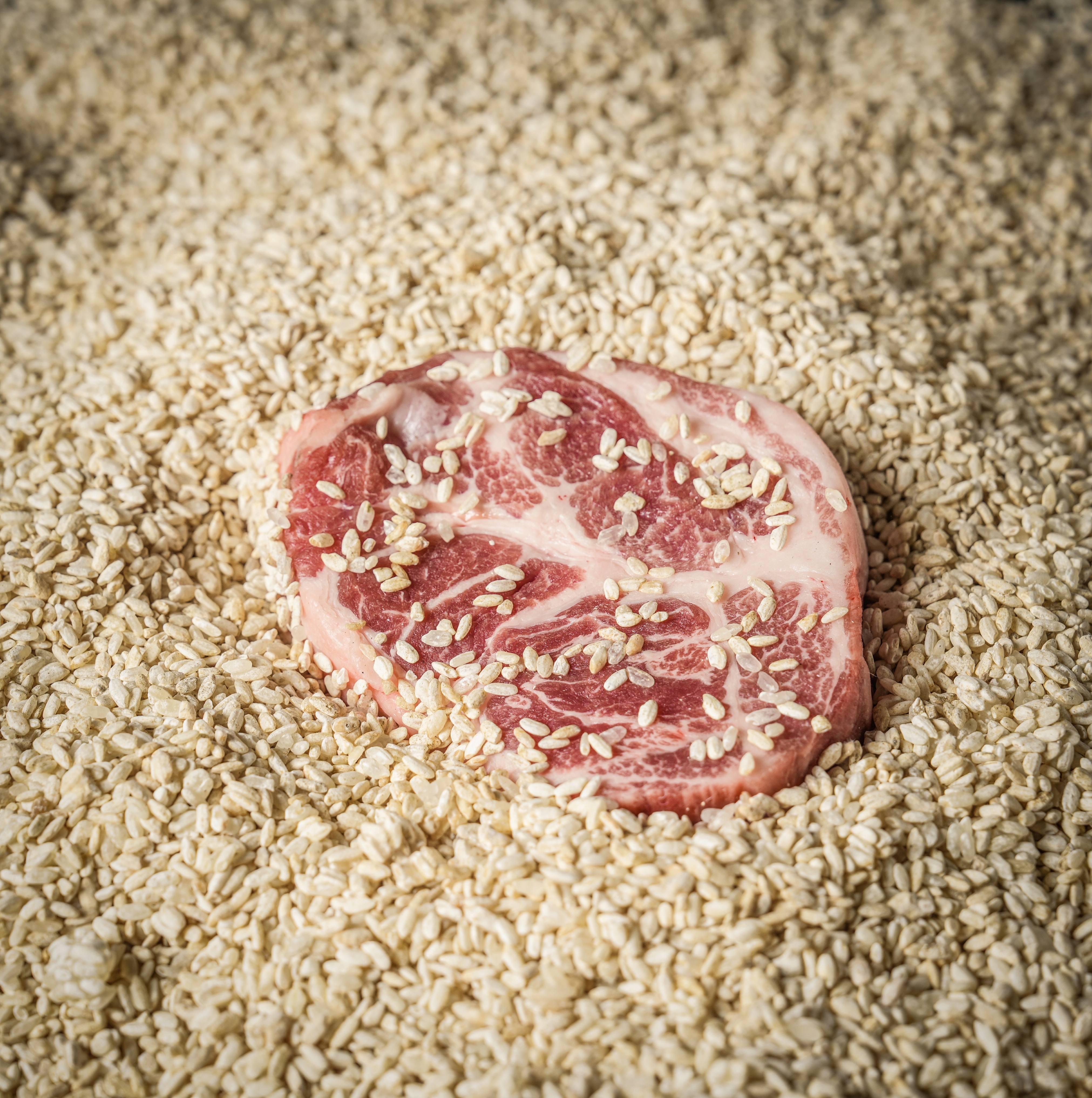 三成肉店韩屋风格包间与多样猪肉切块