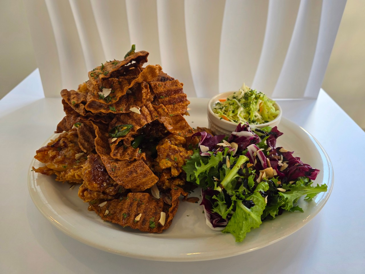 Juanro48阳光充足，绿植环绕的早午餐用餐区