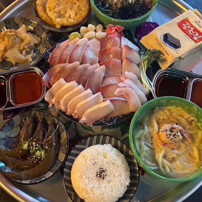 乙支路活鲭鱼刺身和海胆拼盘