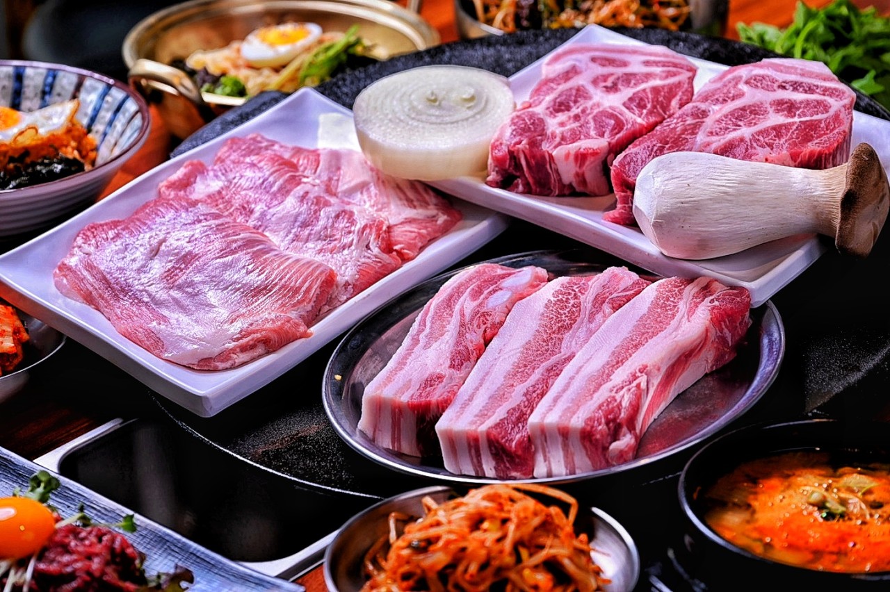 ユックスビ 明地店の熟成バラ肉とホホ肉、モダンで換気の良い店内