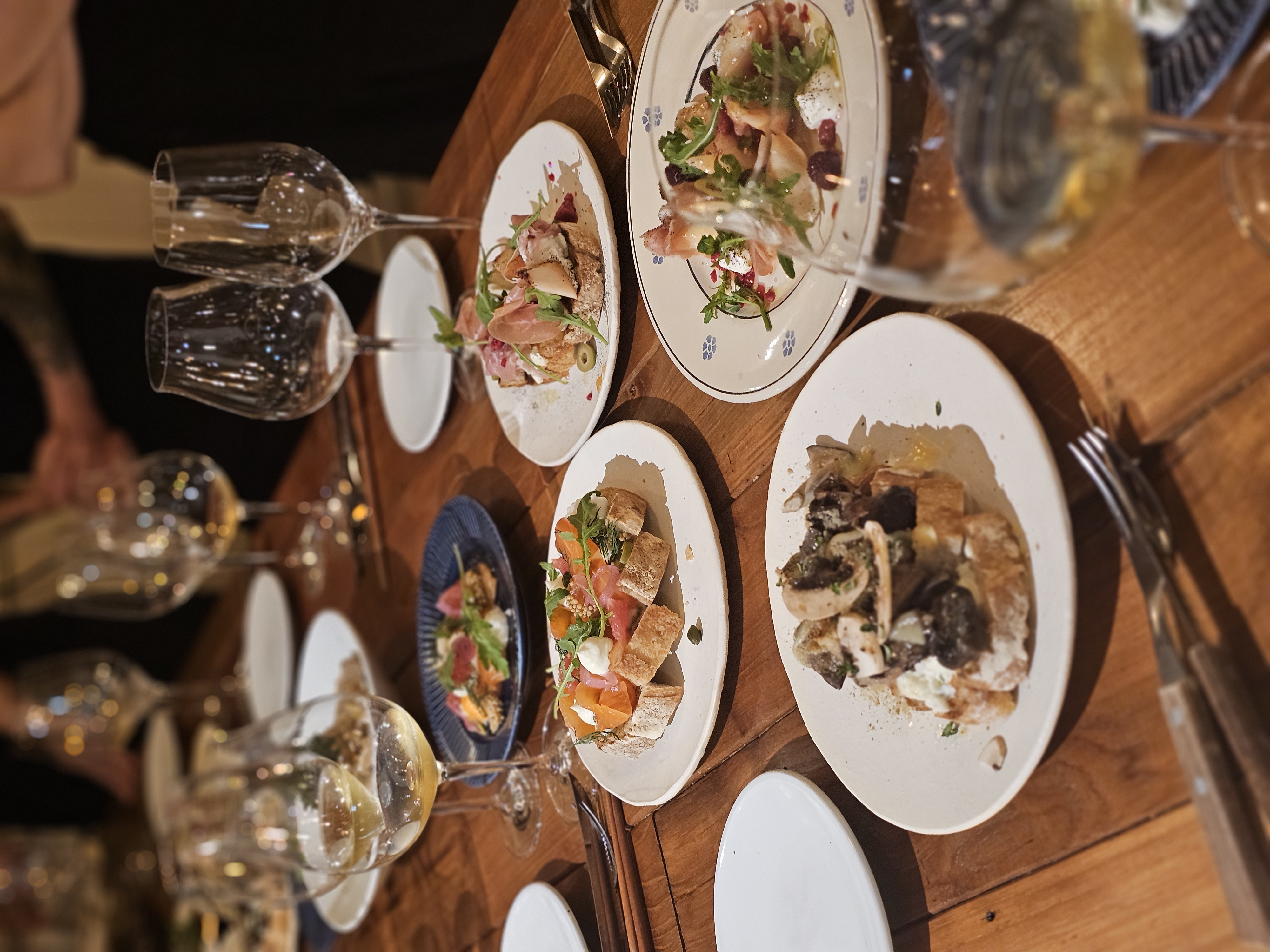 Mimiracrac具有北歐風格的餐廳，提供葡萄酒與共享餐點