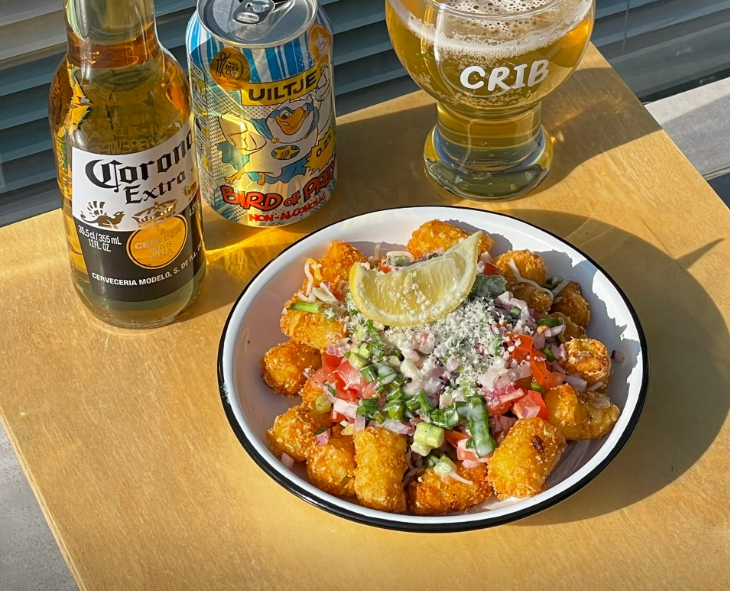 クリブ方背の昼夜カフェパブ内装 クラフトビールのグラス