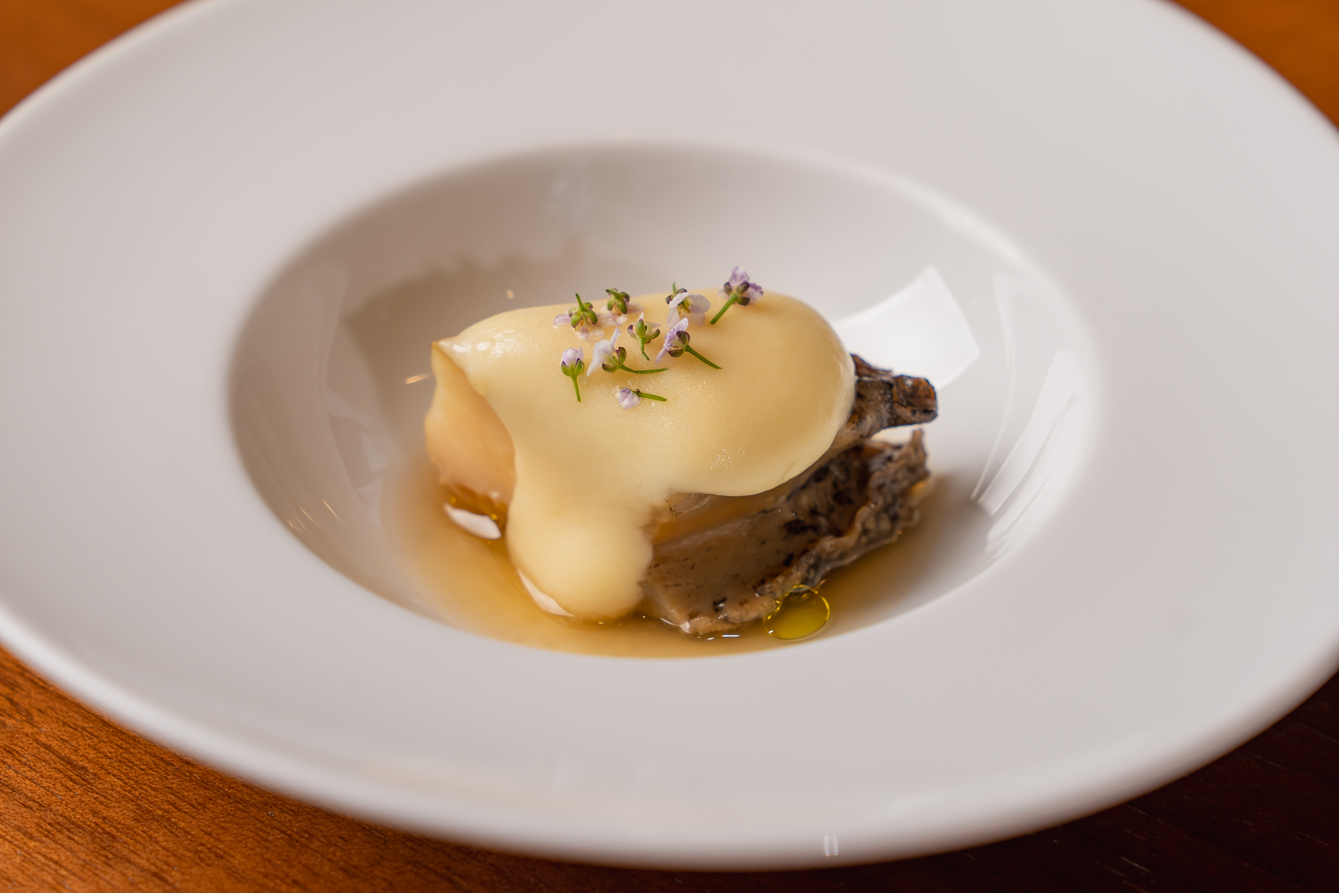 Collage Nonhyeon contemporary course table in a calm room