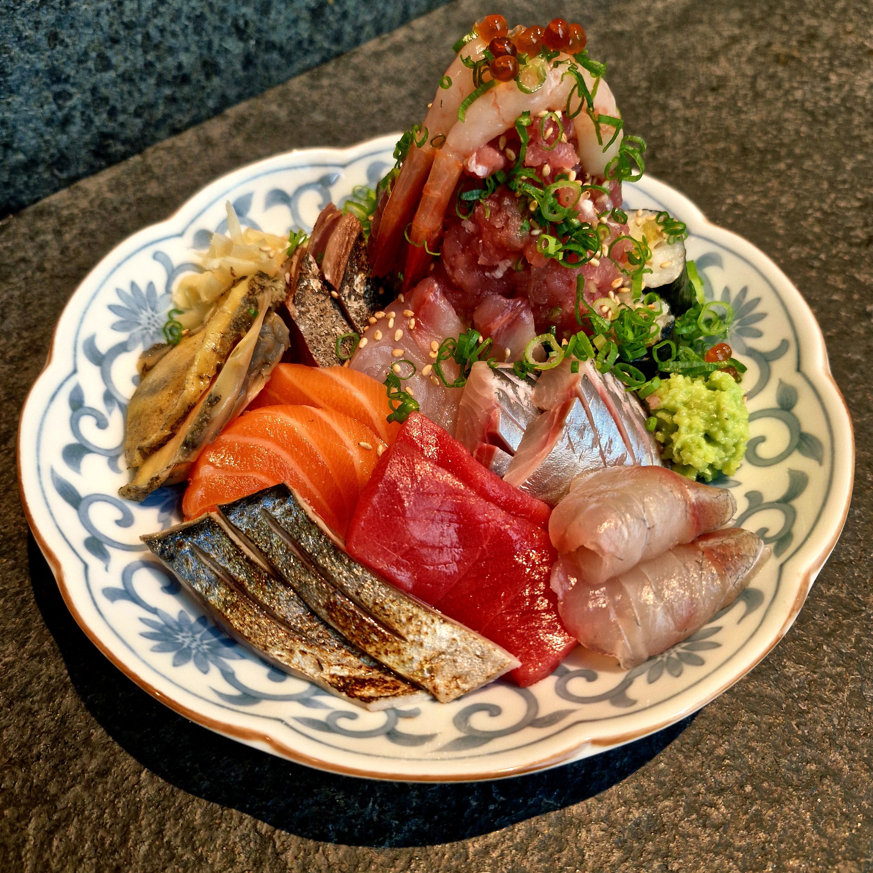 Affinity Seoul 吧台座位搭配葡萄酒與小品