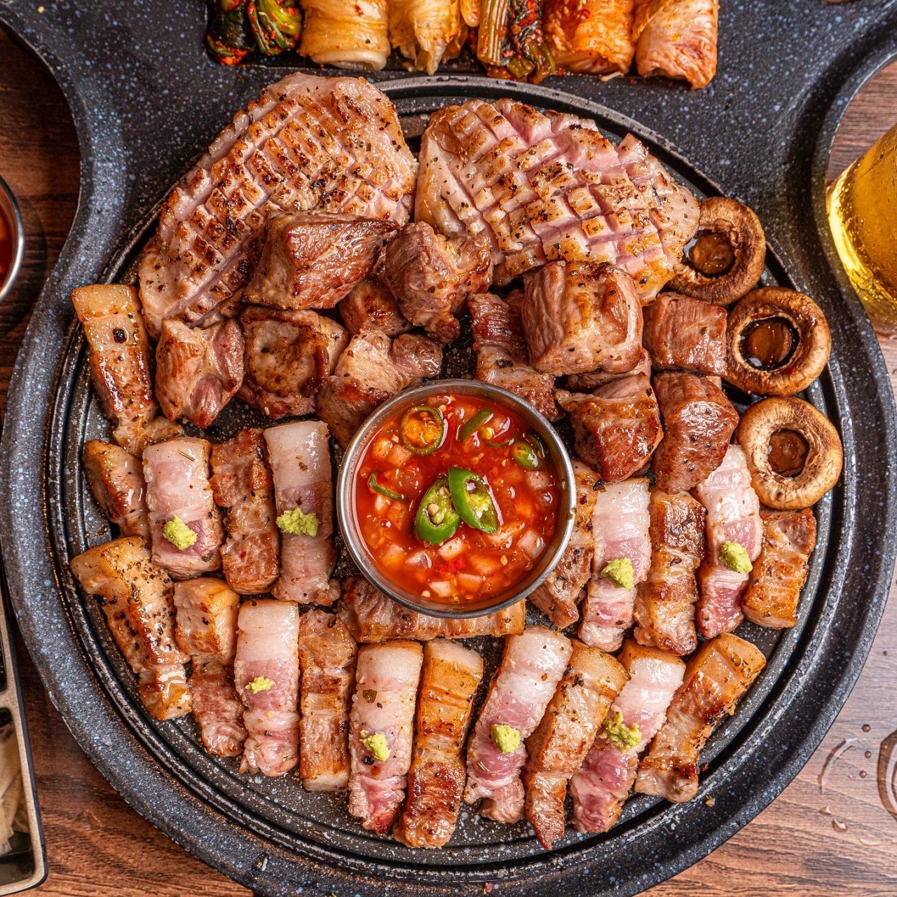 豬肉美食家奧醬烤架搭配豬肉與泡菜小拼盤