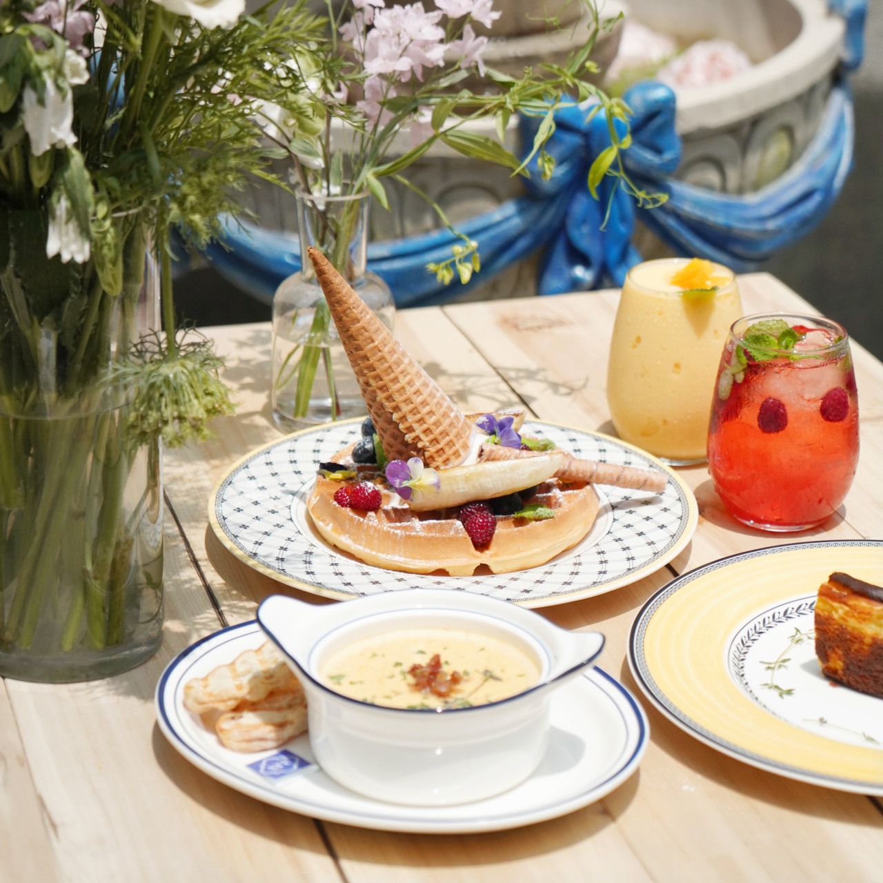 ATE Seongsuの明るいブランチテーブルにオムレツサンドとサラダ