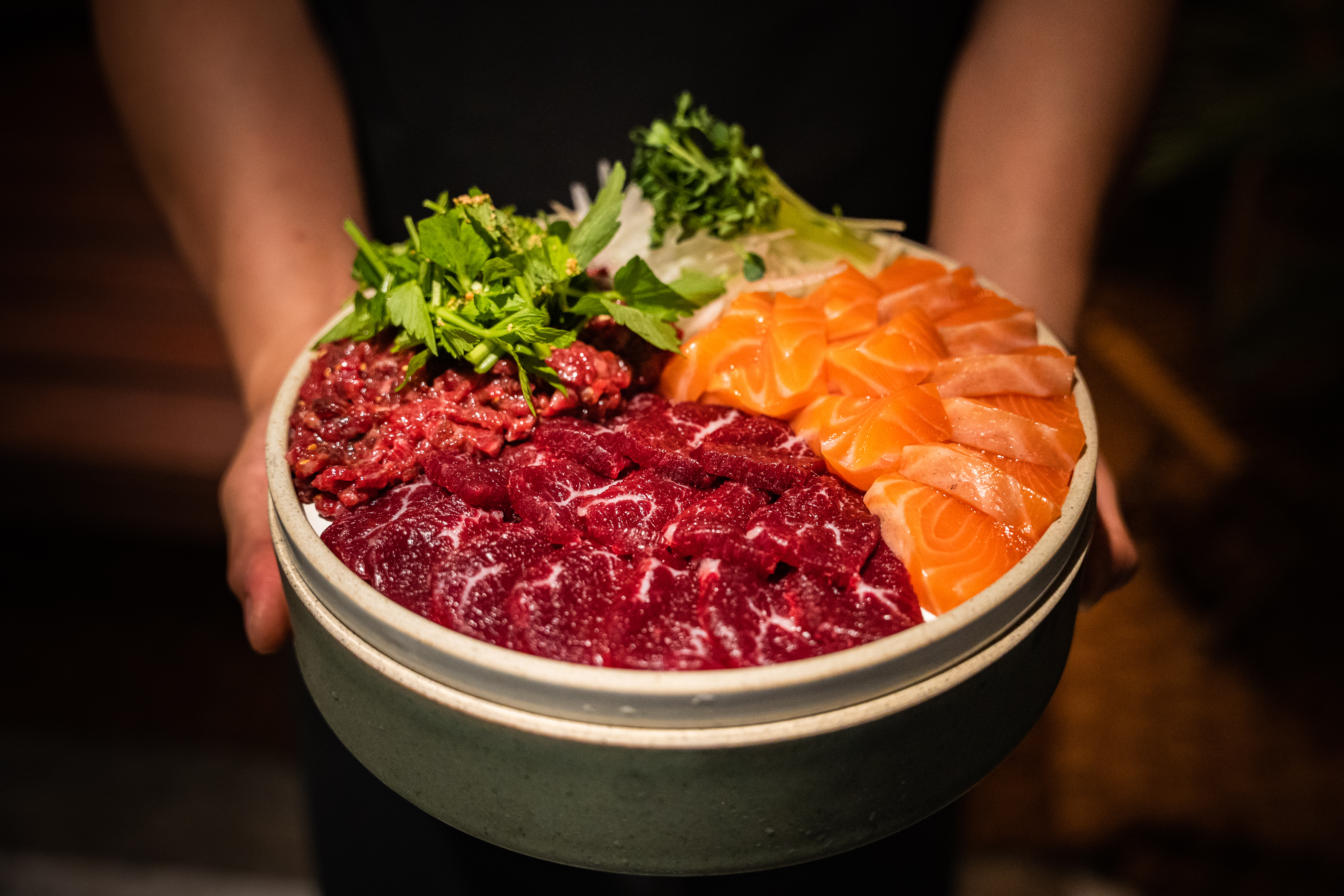 清潭石墙餐厅内景配韩牛生拌肉