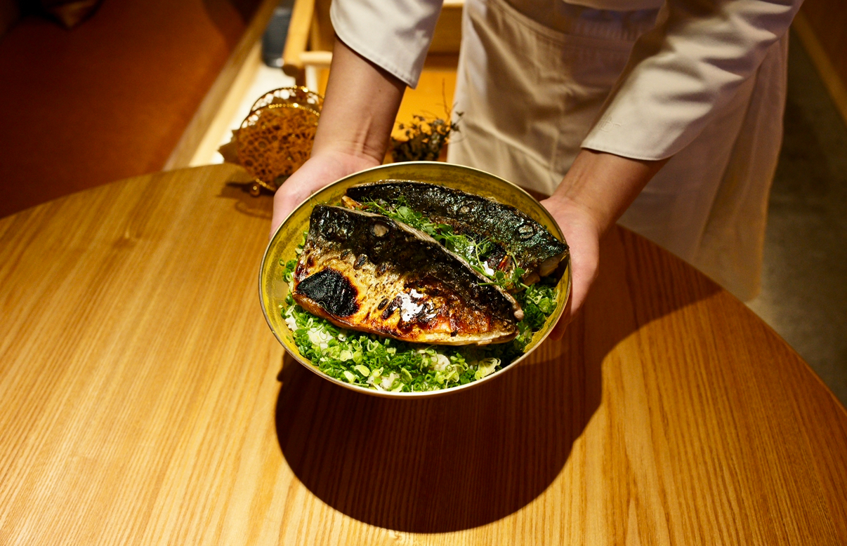 Dokdo 16 Celsius small table with makgeolli and seasonal Korean plates - Image 8