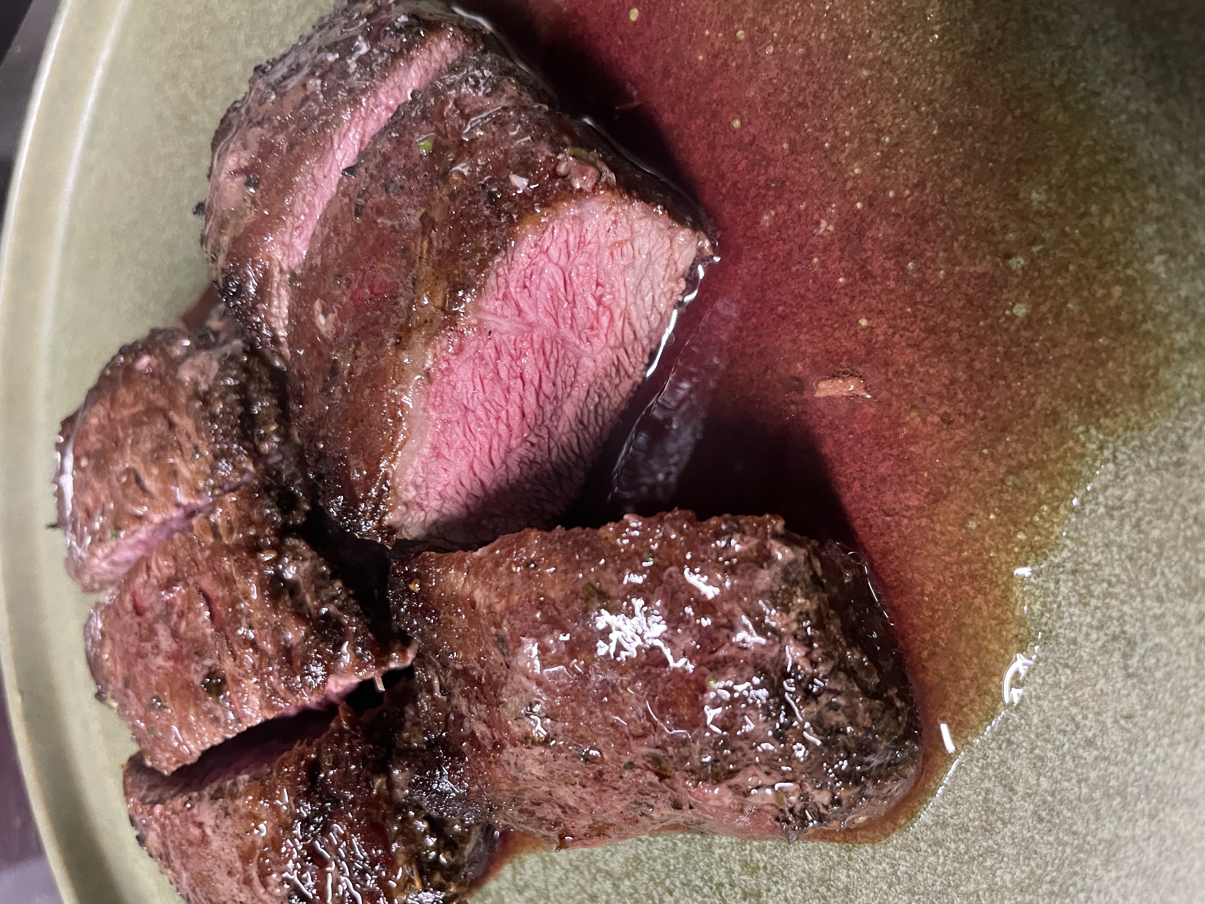 Five Dining主廚在吧檯擺盤義大利麵