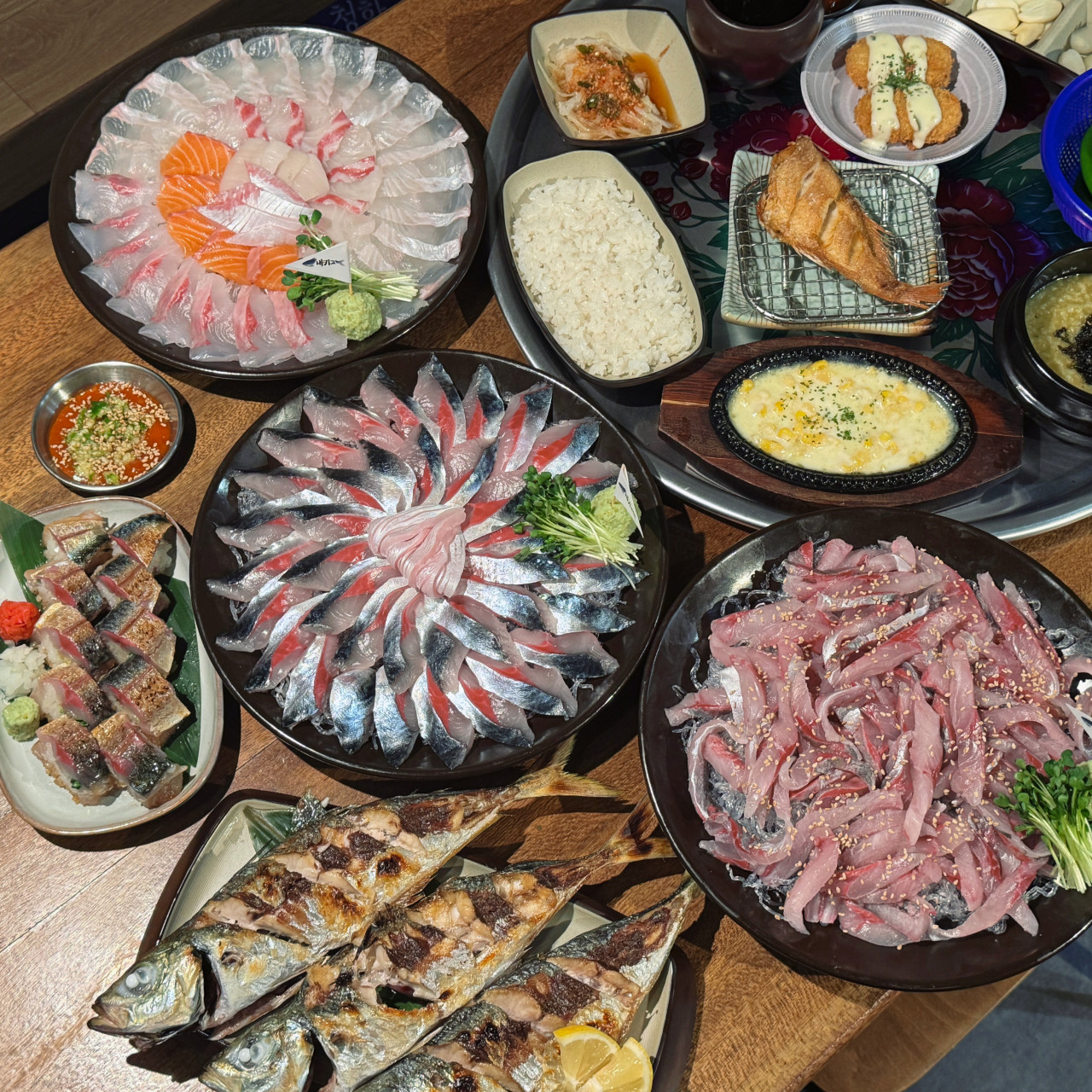 Naekigo Jeonpo 季節の刺身とエビ・サバ半々盛り