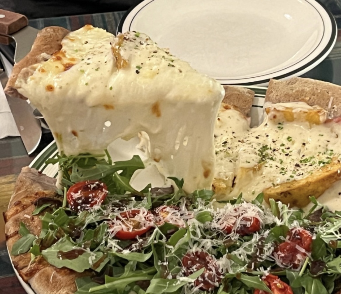 OUR RUCOLA 2F 芝麻菜罗勒牛排披萨和酒水，现代明亮房间内