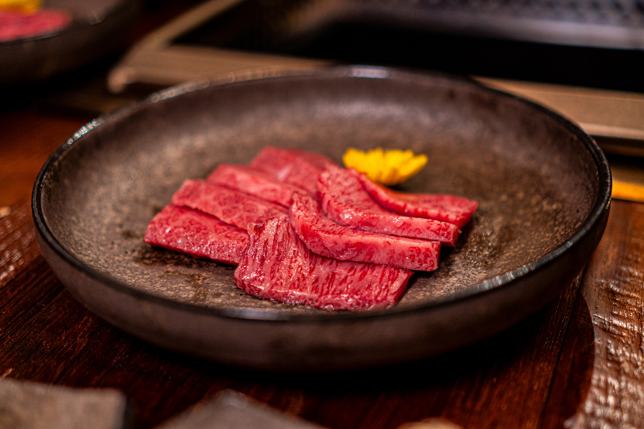 야키니쿠 우私人包廂內高級牛肉片與清酒