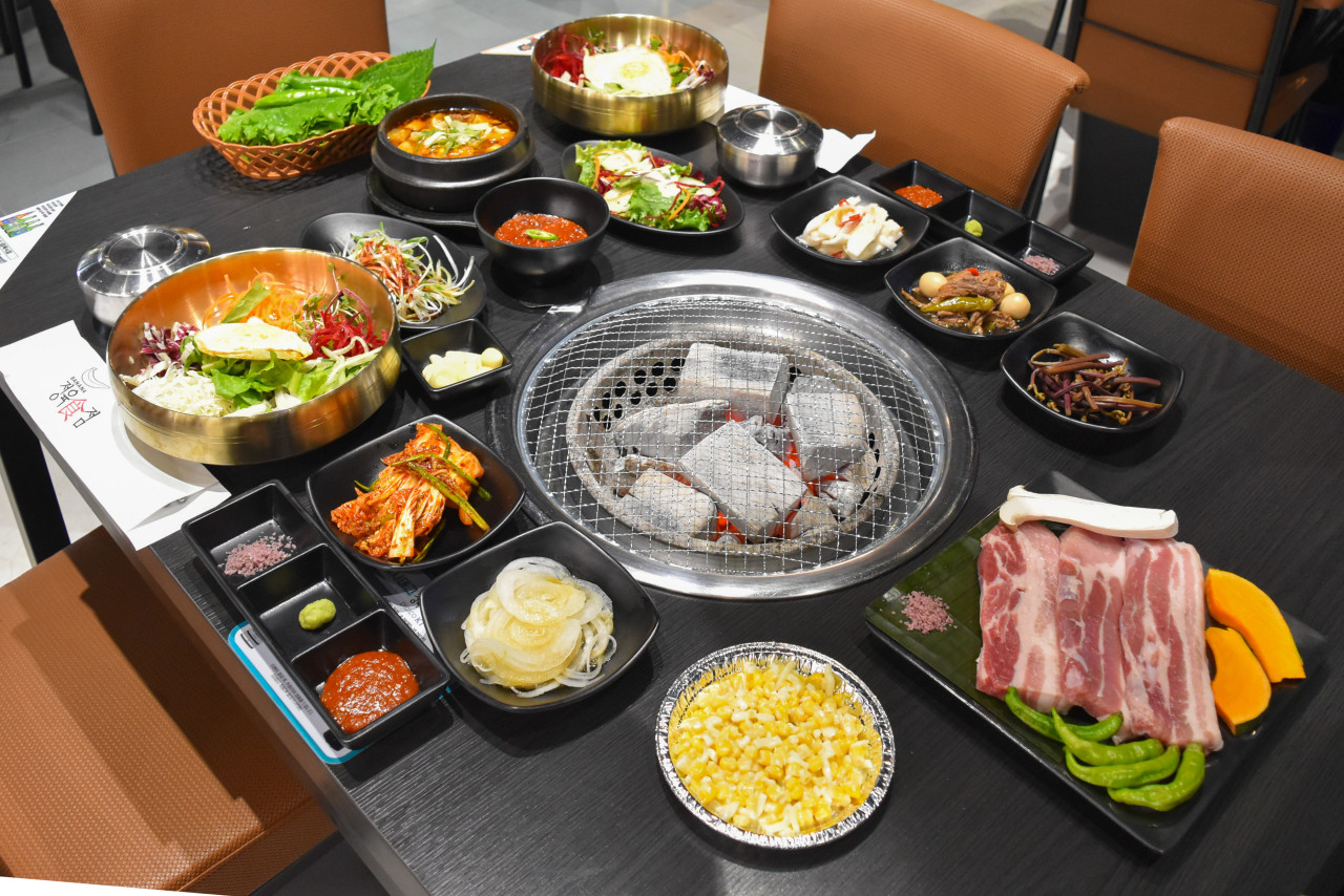 バナナブッチャーレストラン 広々としたホールでバナナの葉でドライエイジング