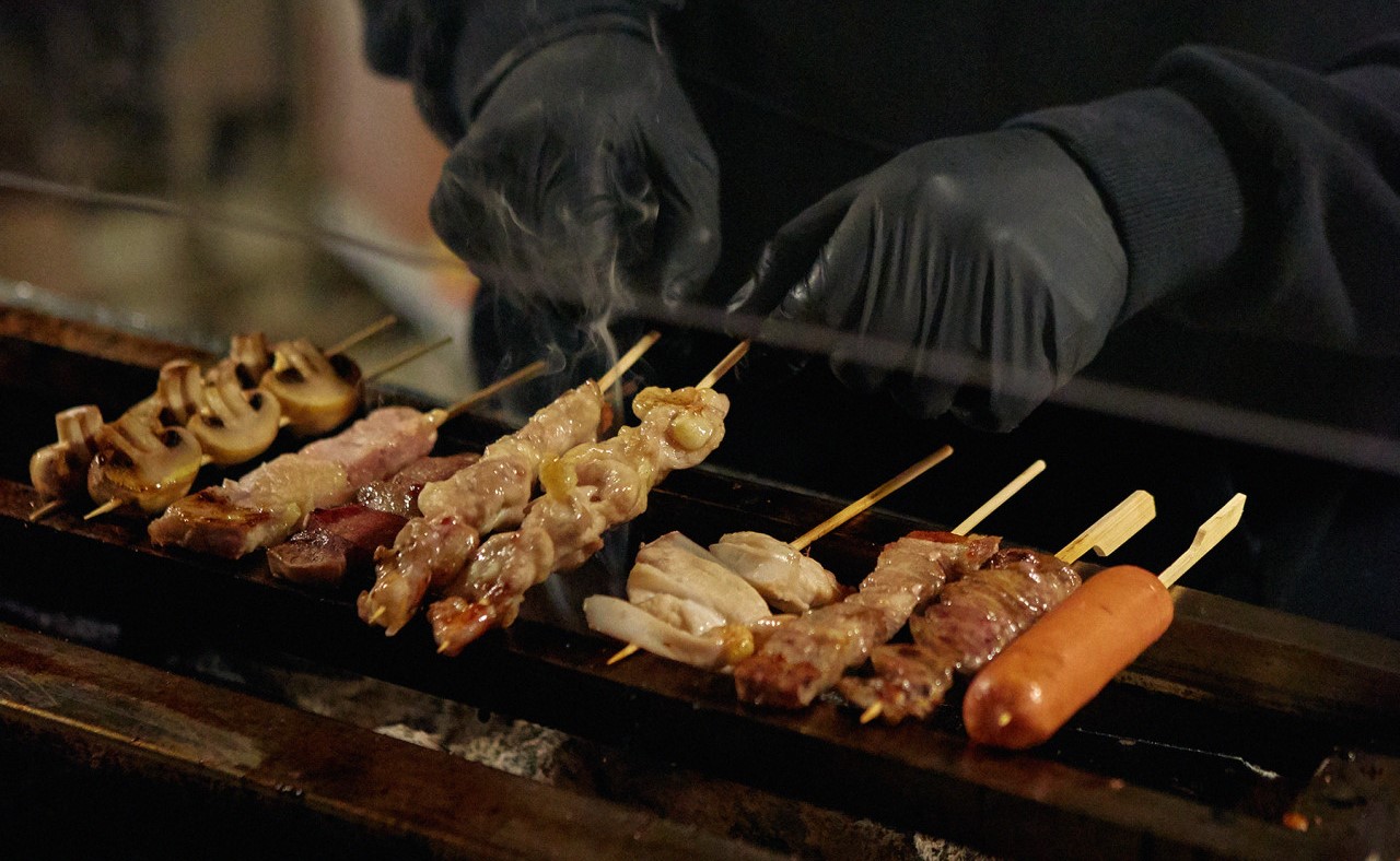 トリエジュ聖水の焼き鳥串とハイボールが並ぶ木製カウンター