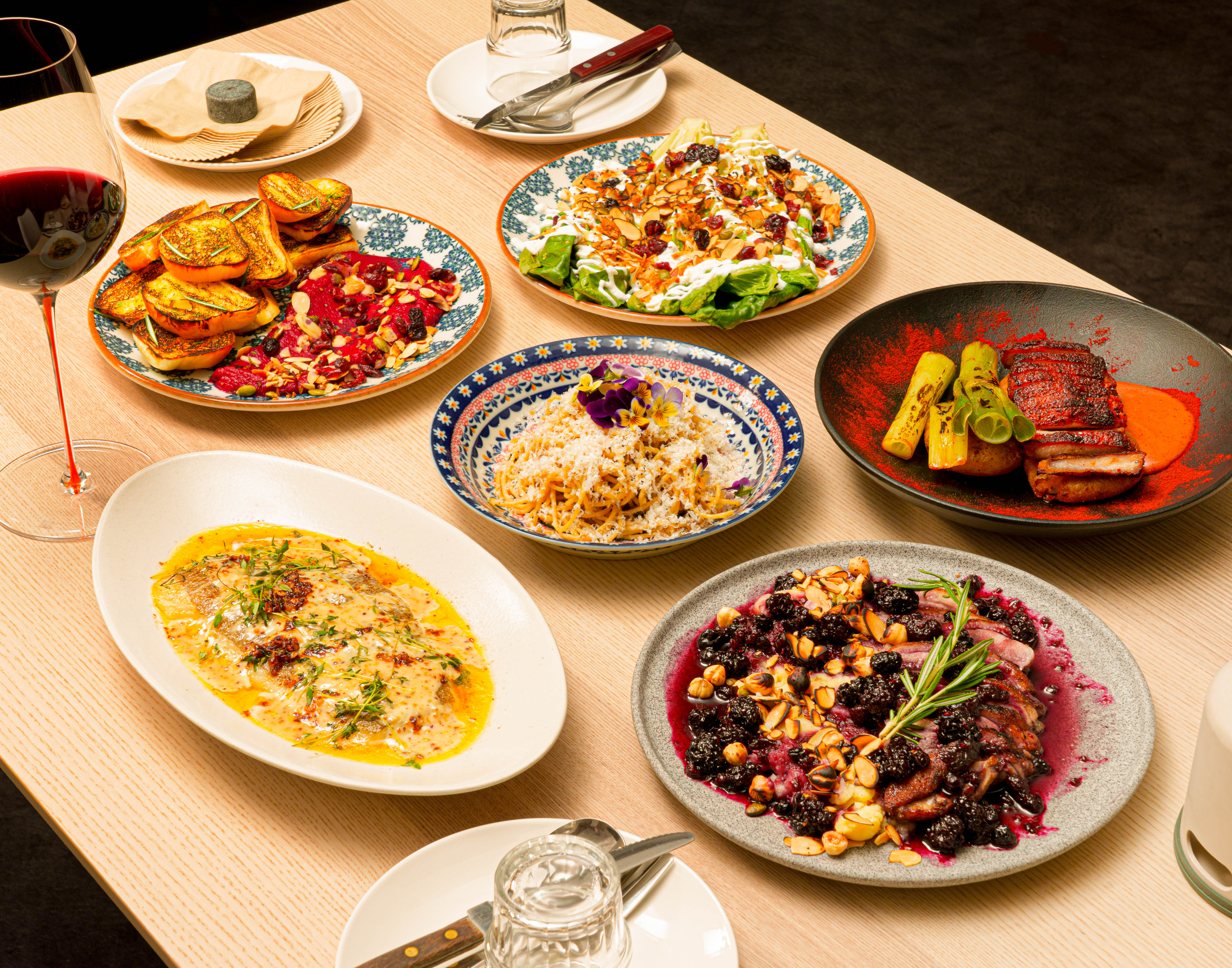 Modakbul柴火燒烤的魚肉與蔬菜滋滋作響