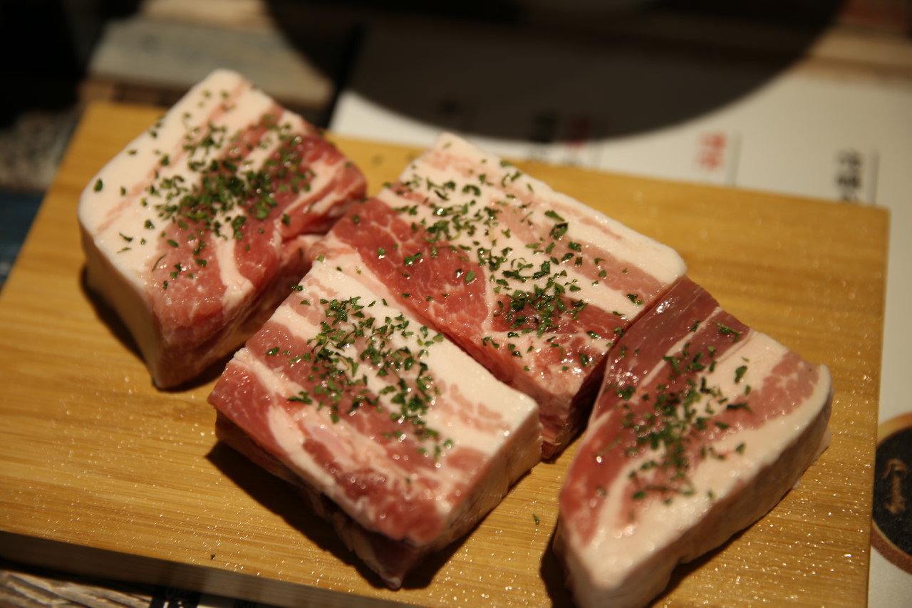 鐵칼影島炭火乾製熟成豬五花與豬頸肉