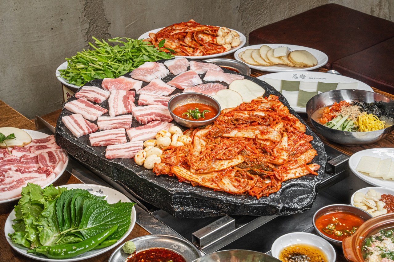 Seokam Songdo stone cast-iron plate with salt-seasoned pork and kimchi