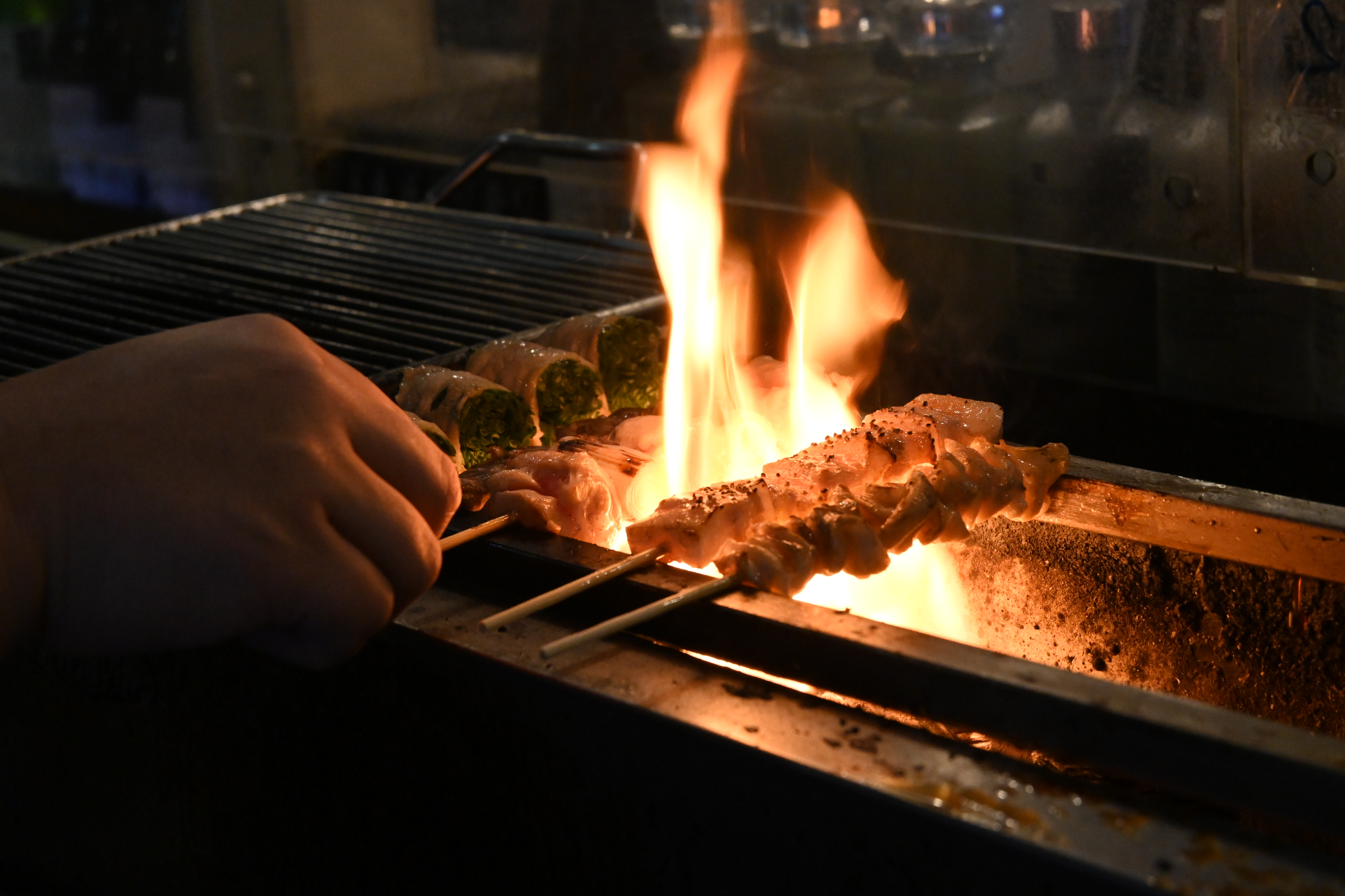 Hamalu串燒炭火烤豬五花包蔥串與鹹甜醬汁