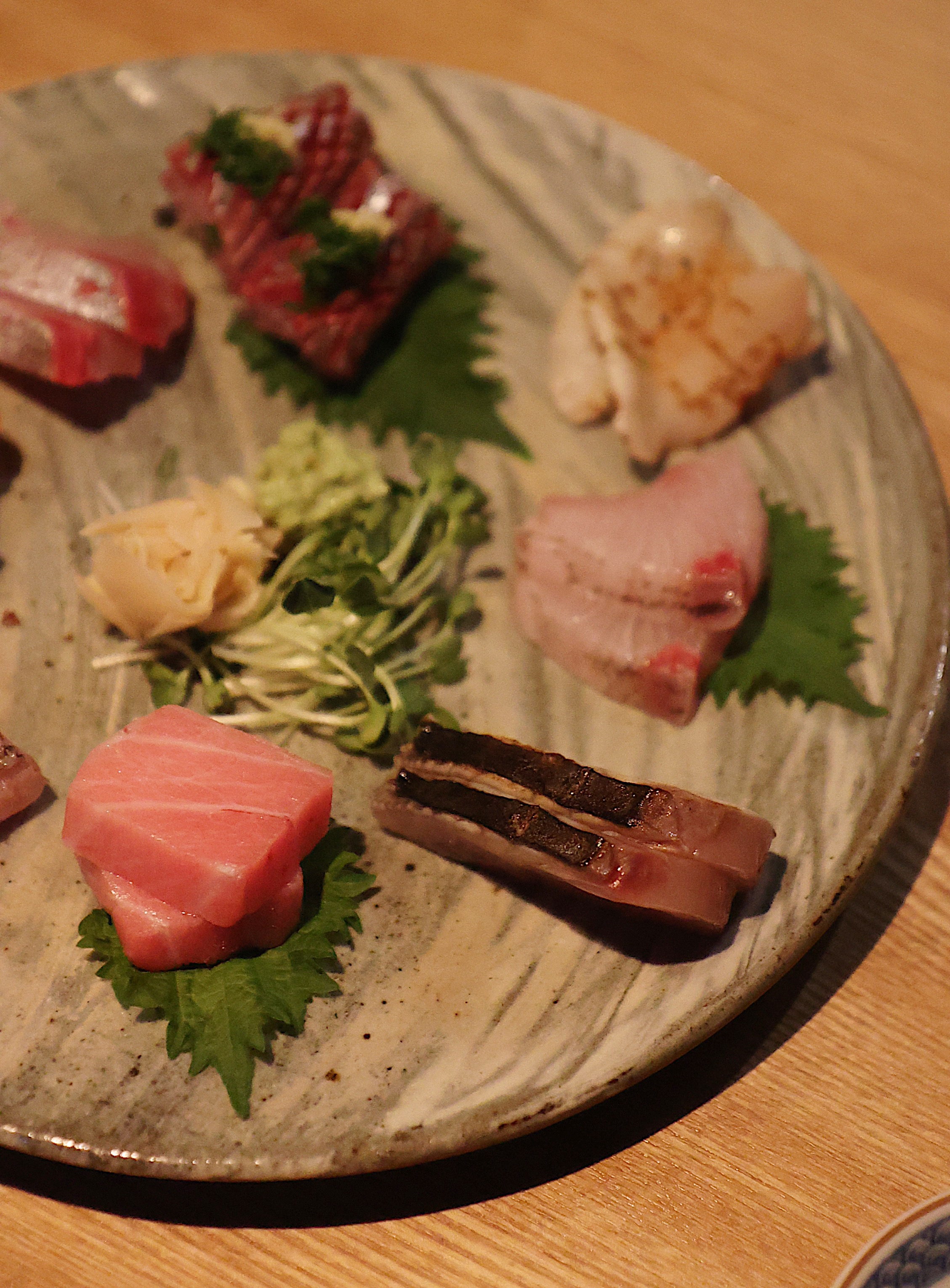 新沙のMirai 居酒屋の刺身と酒の盛り合わせ