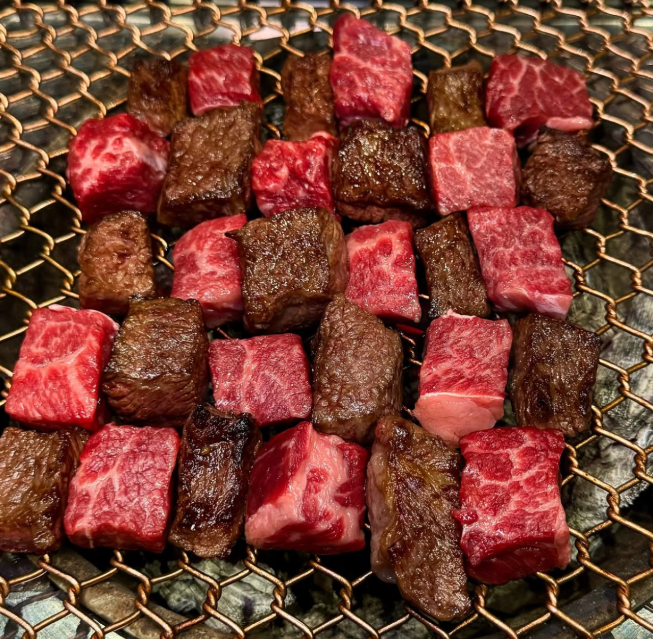 숯불성화 참숯에 숙성한 소고기와 위스키 병들