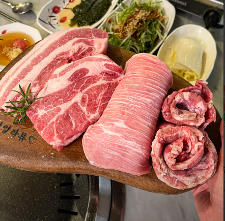 永登浦꽃삼店烤制的炭火炭烤猪肉