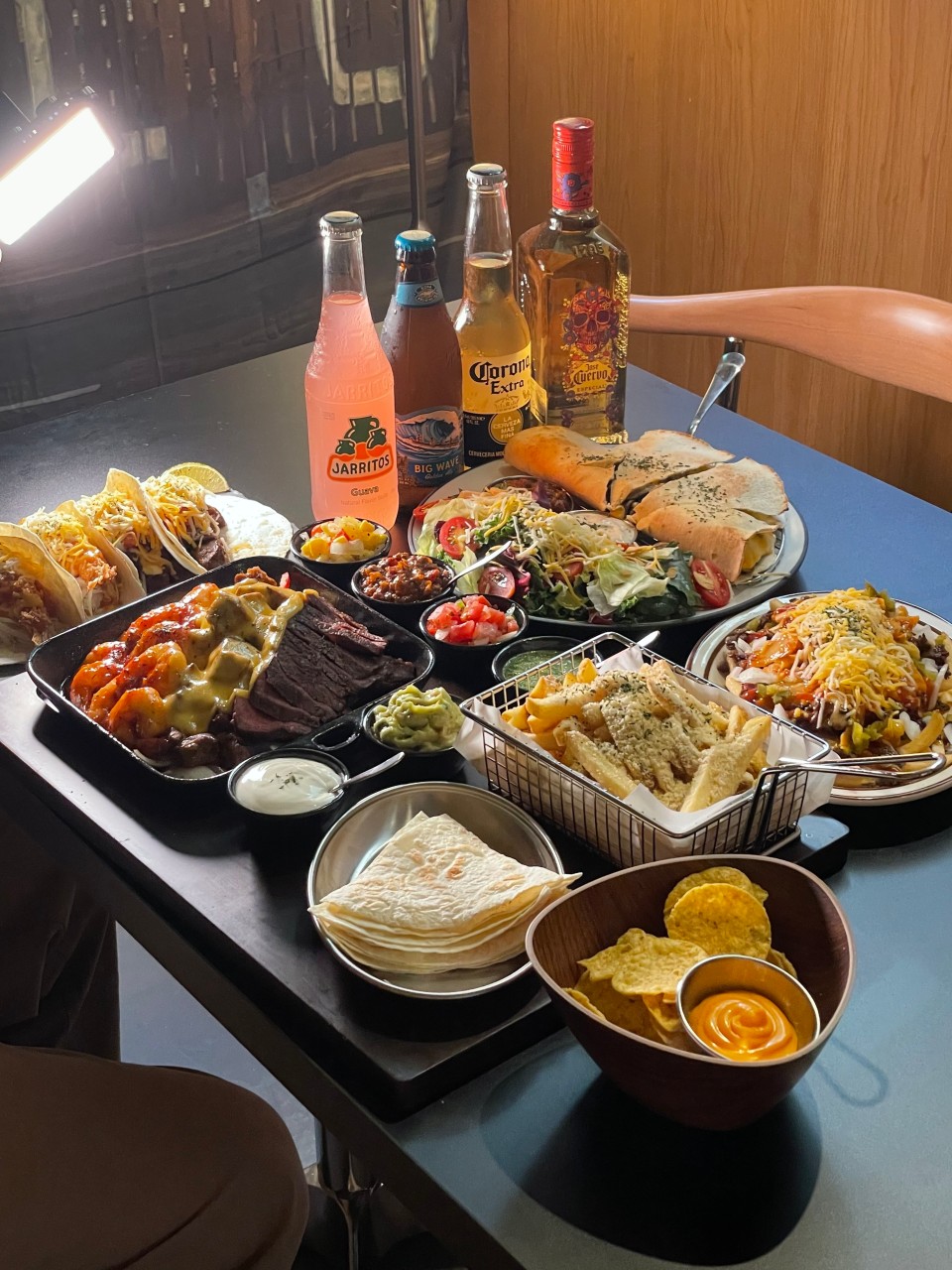 前浦オールデンタコのテクスメクスタコスとカクテル