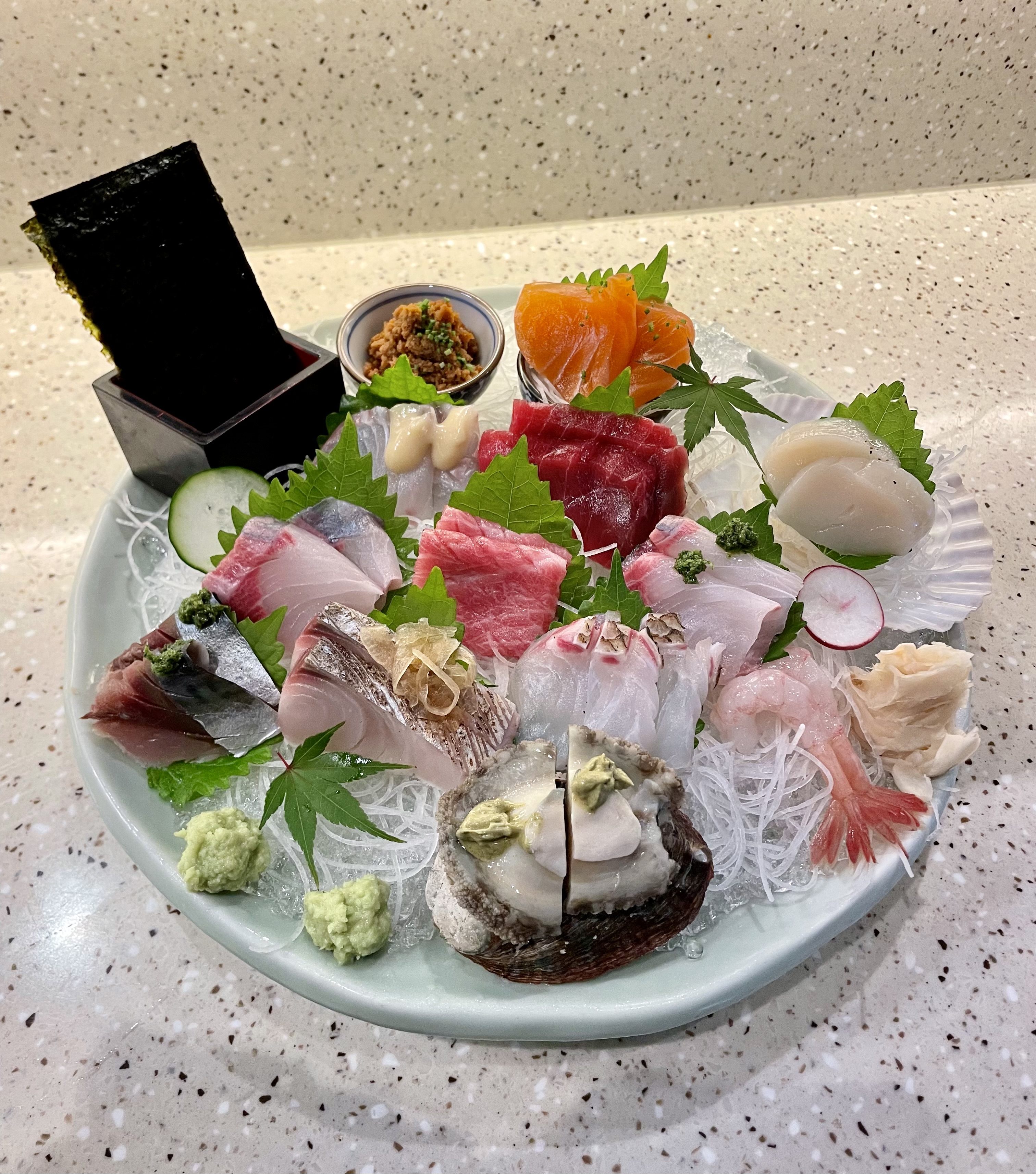 ICHIGO 蚕室居酒屋的寿喜锅、粗卷寿司与清酒