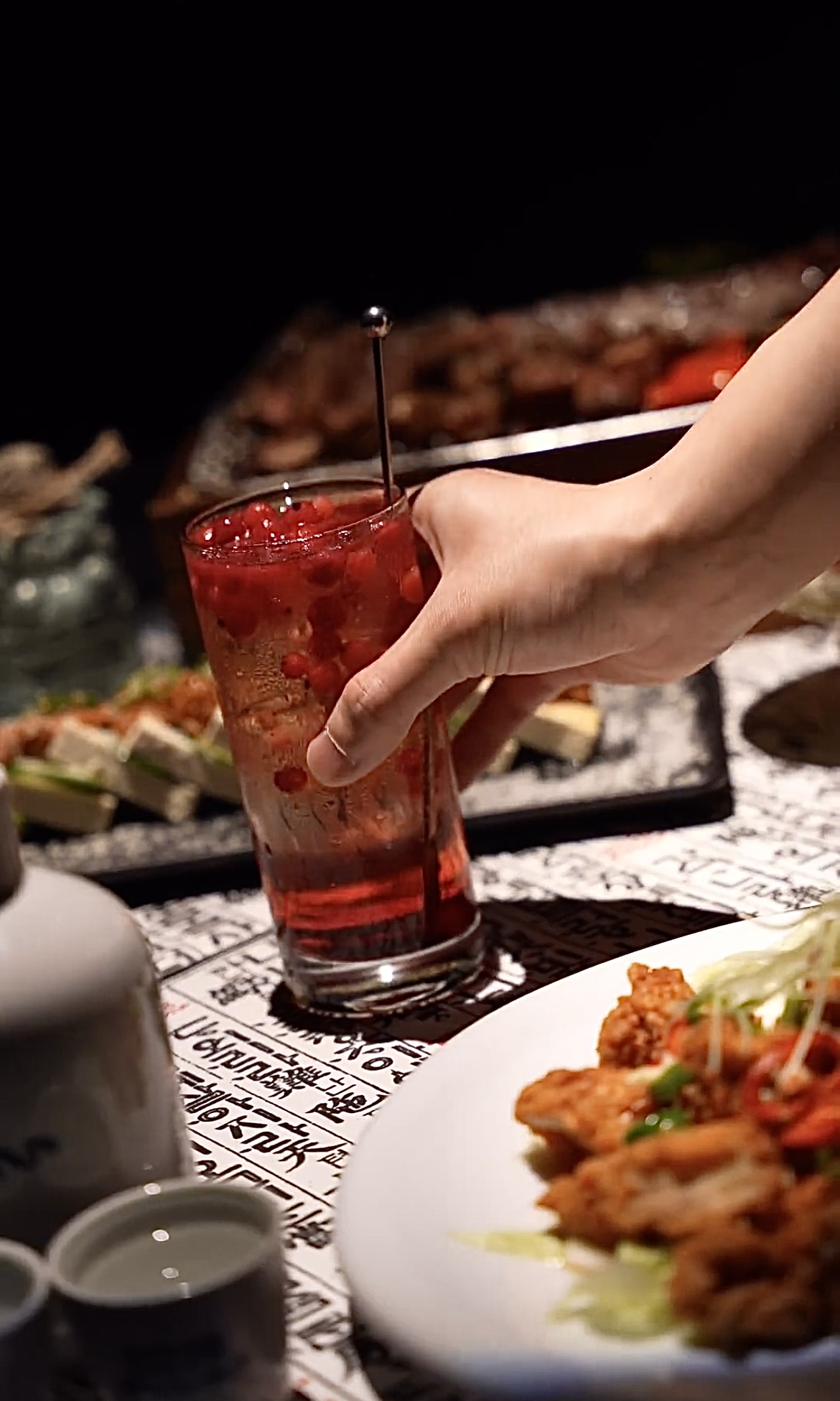 Dojuの遊び心あるトッケビテーマ韓国料理バーの料理