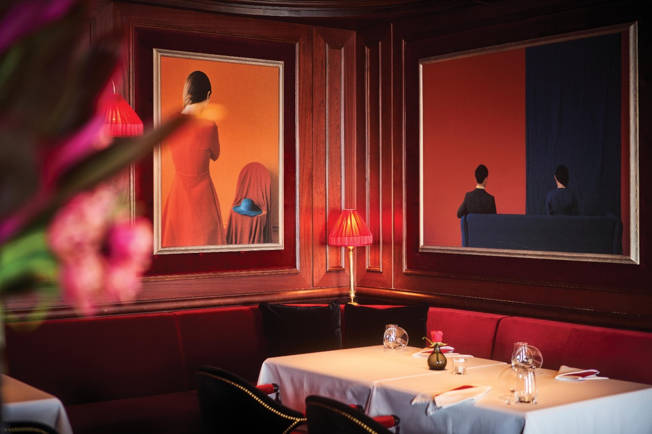 L'Amant Secret romantic contemporary dining room - Image 2