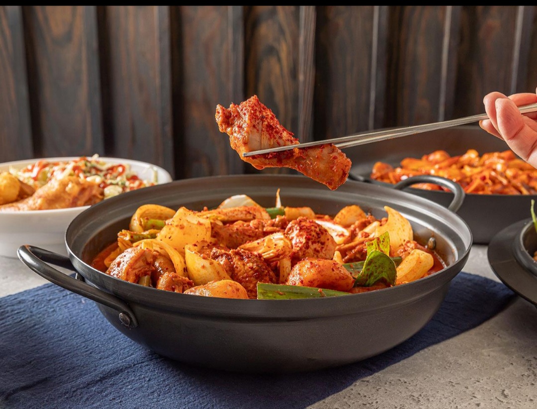 Yongsan Tori chicken broth and specialty dishes