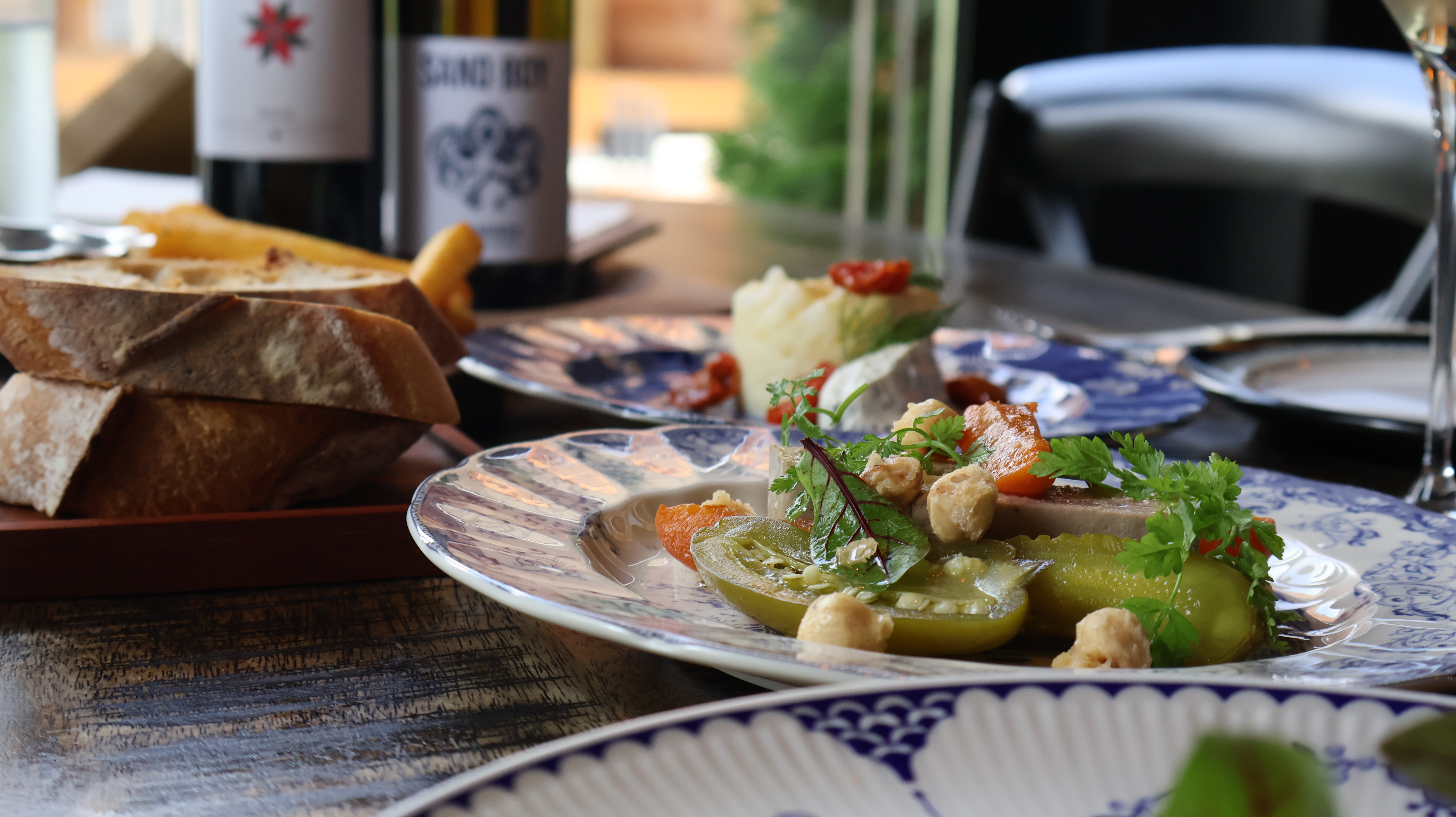 慶州の伝統家屋を望むフレンチダイニング、タベルナ