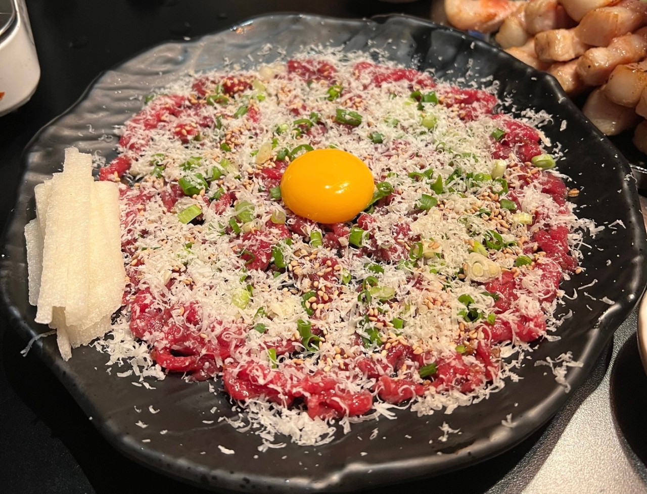 允南柱干成猪五花脆边煎烤及松露炸酱面收尾