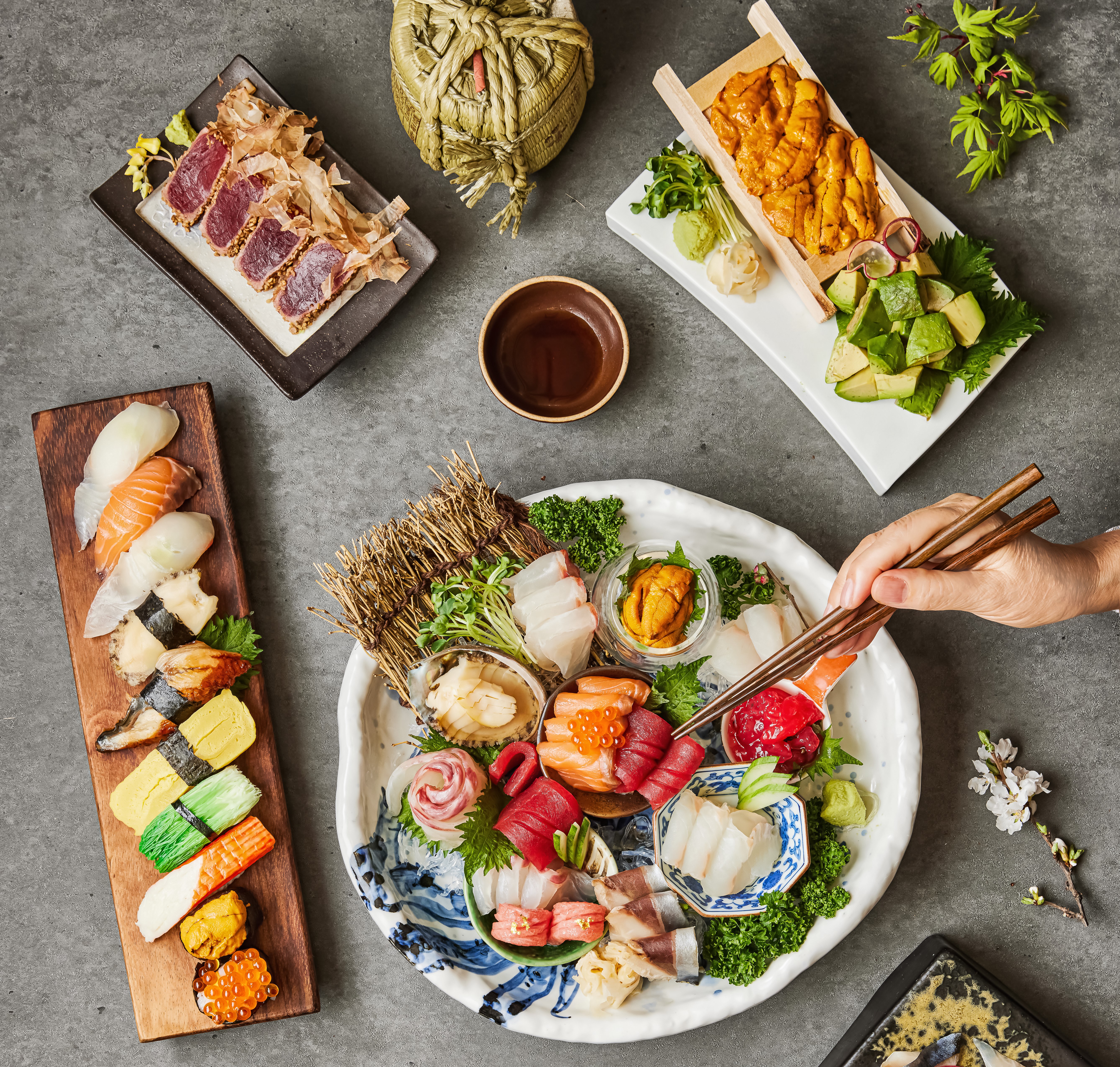 Itaewon Chunsang带光泽酱汁的烤鳗鱼饭碗