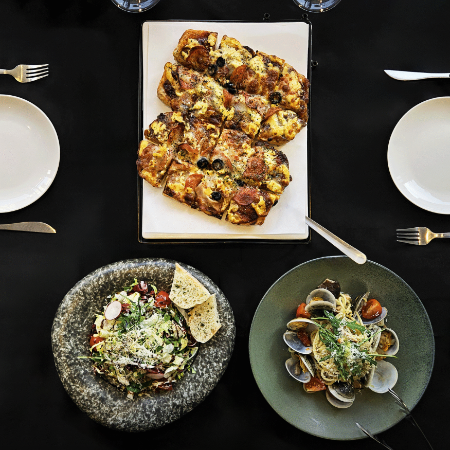 シムズキッチンの居心地良いワンシェフダイニングパブ、料理とハイボール