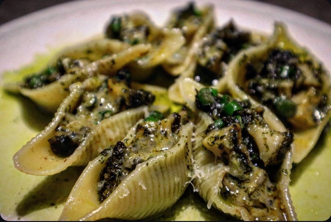 Vinf izakaya with western mood, jjampong shrimp and gnocchi on the bar