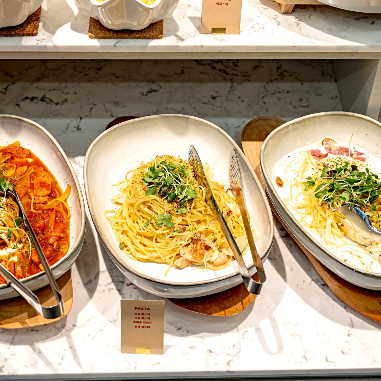 BRUNDI 17 半自助餐櫃檯，配有新鮮熱菜與明亮用餐區