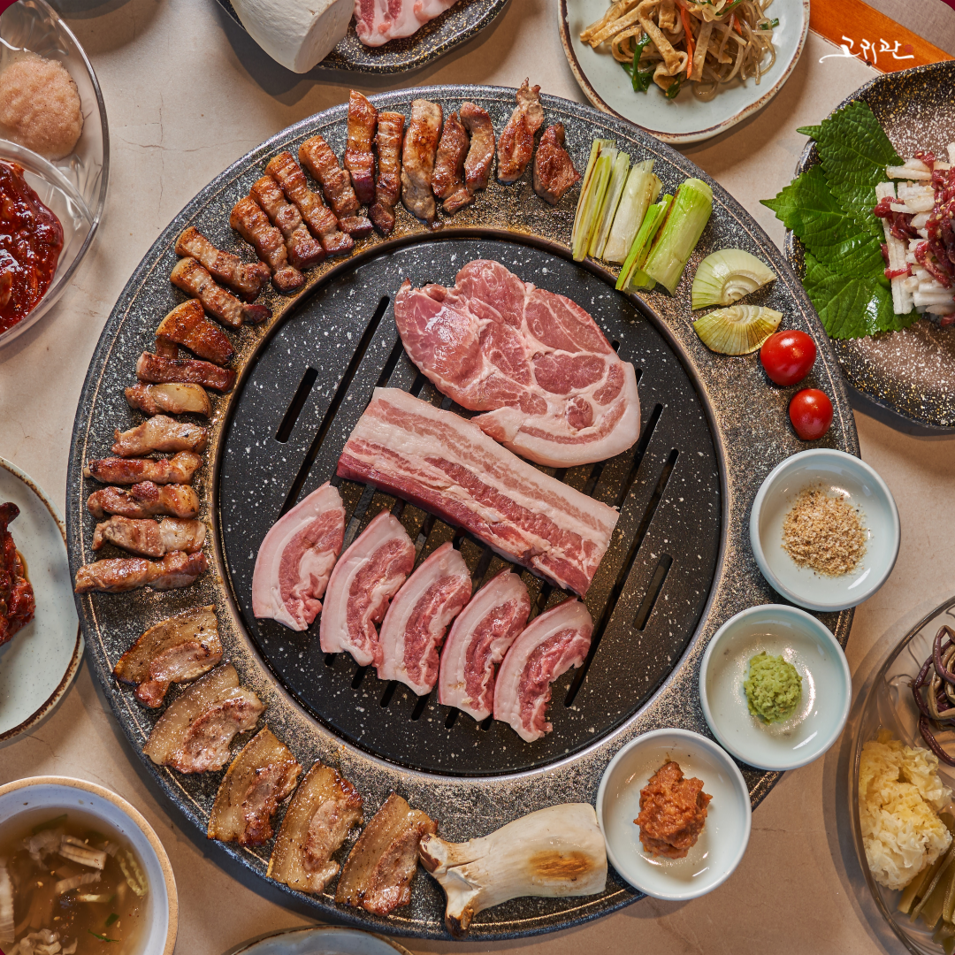 古味館熟成豬套餐與手作配菜及寬敞用餐區