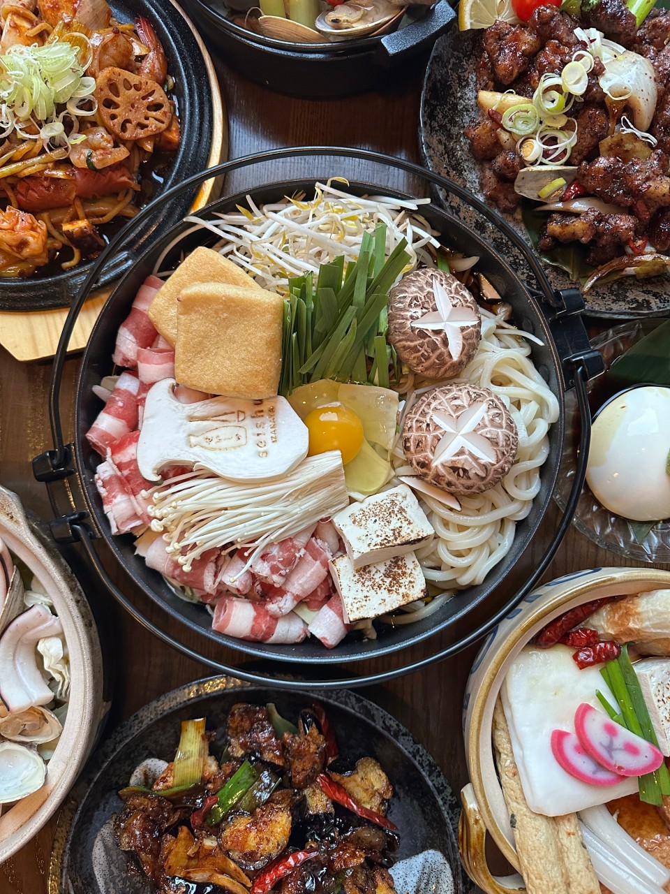 セイシュ望遠店のカウンター席と居酒屋料理