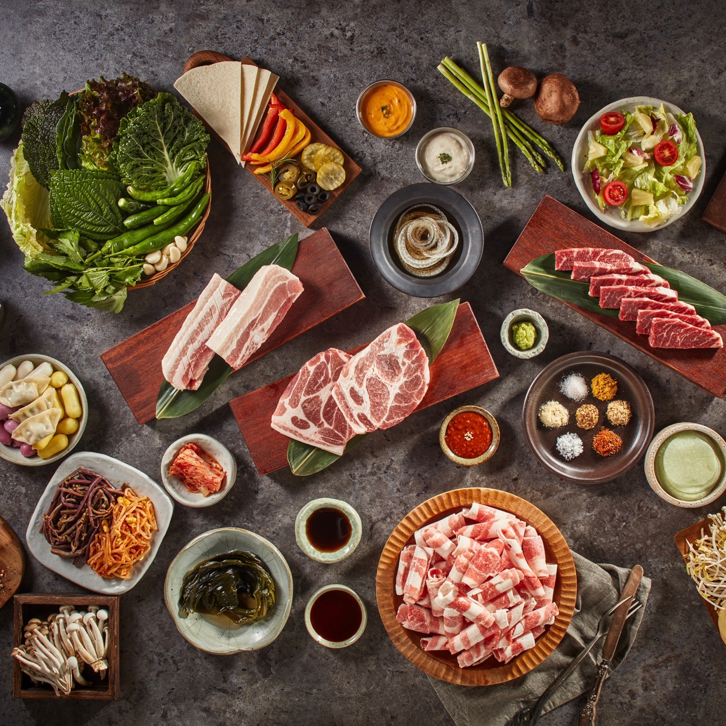 Dae-Pae Gamseong Jamsil家庭沙拉吧与薄切猪肉烤盘