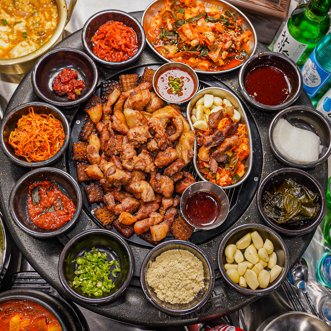 ウォンジョ ブアンチプ 麻浦直営店の焼肉と自家製キムチチゲ