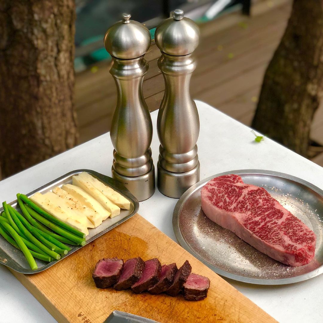 ウジンガ ザ・チェンバーズ驛三の静かな個室、韓牛1++とワインサービス